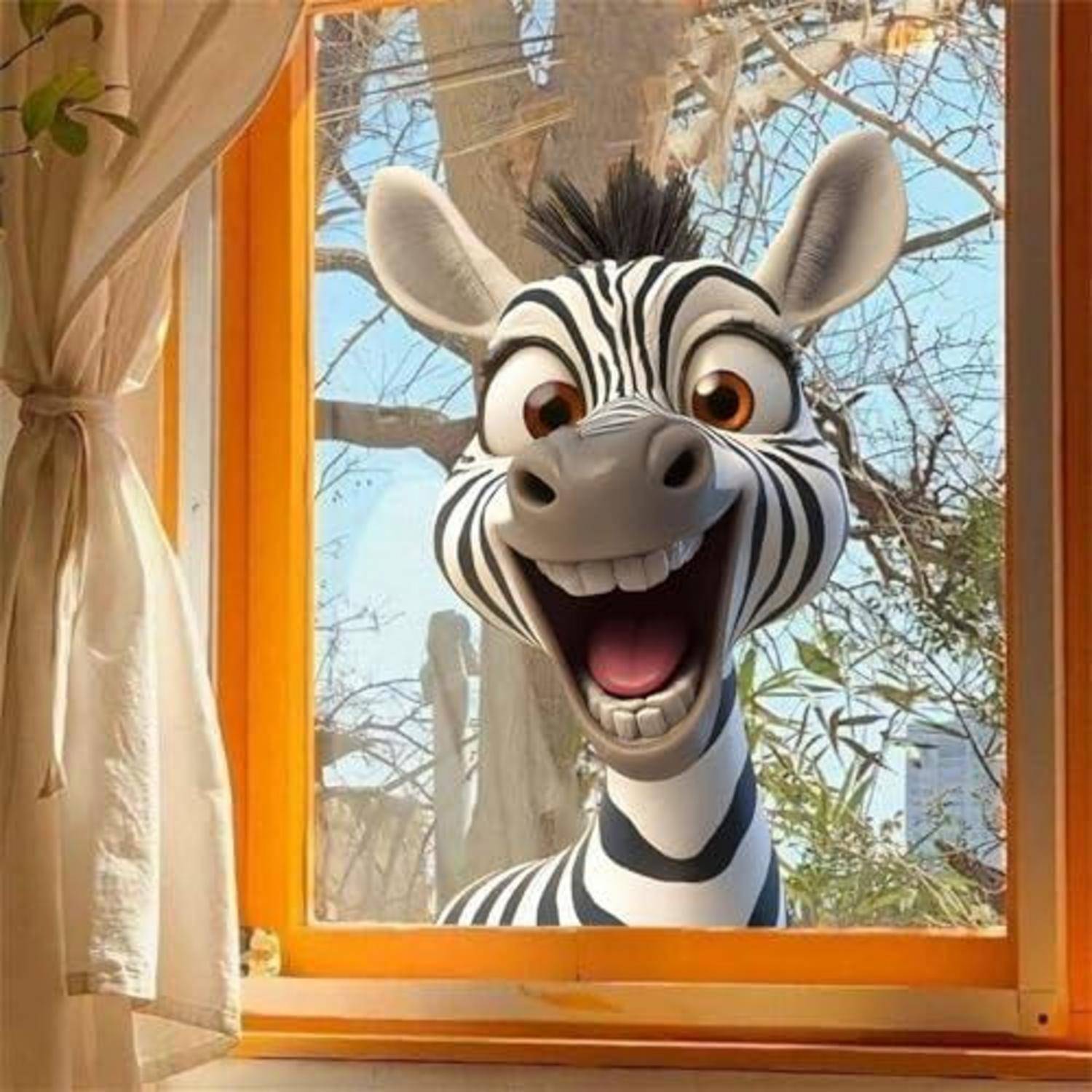 Lächelndes Cartoon-Zebra schaut durch ein offenes Fenster, umrahmt von Vorhängen und kahlen Bäumen draußen.