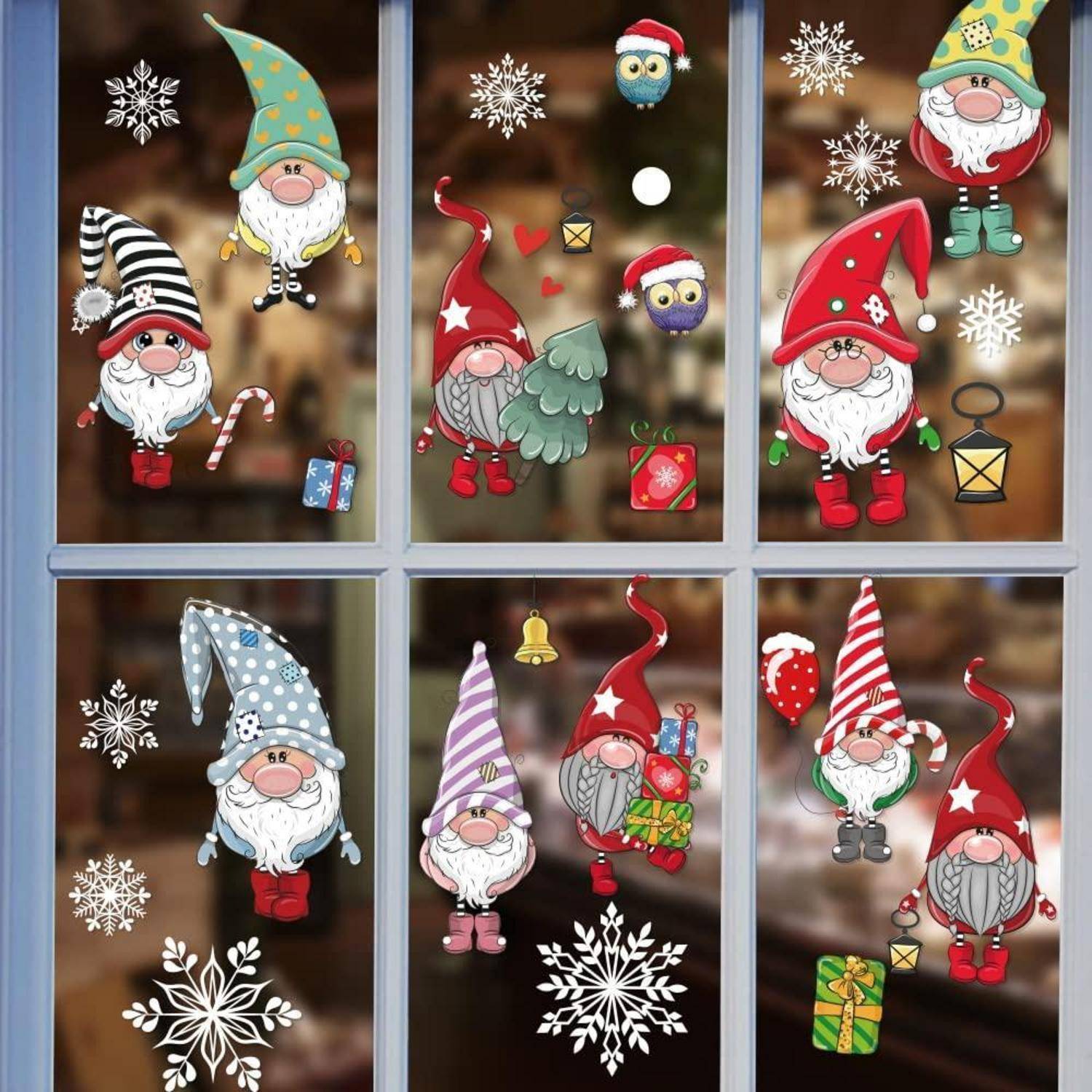 Sechsteiliger Weihnachtsfensteraufkleber mit Zwergen in Weihnachtsmützen, Schneeflocken, Zuckerstangen, Geschenken und Laternen.