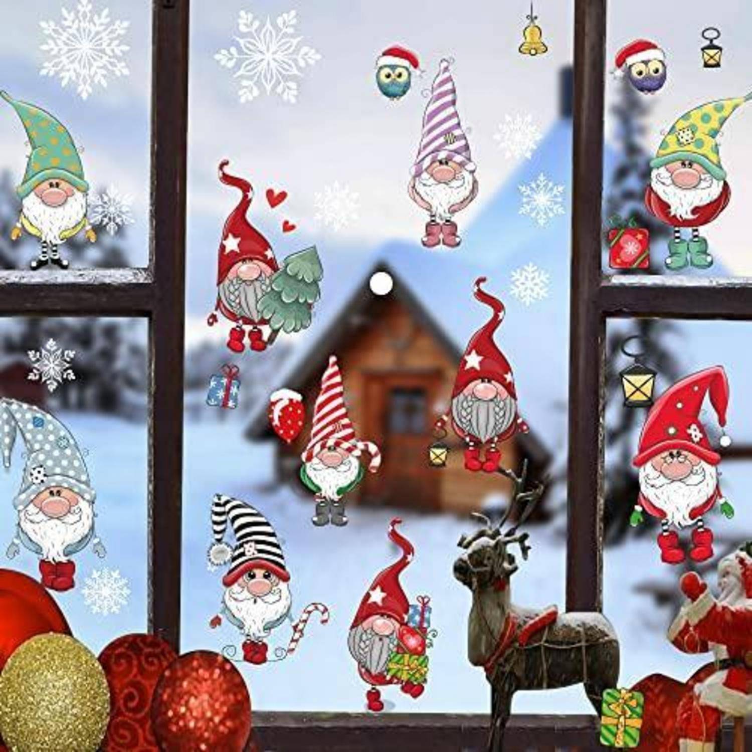 Weihnachtsfensterszene mit mehreren Cartoon-Zwergen und Schneeflocken, plus einer kleinen Hausdekoration und Rentierdekor in der Mitte.