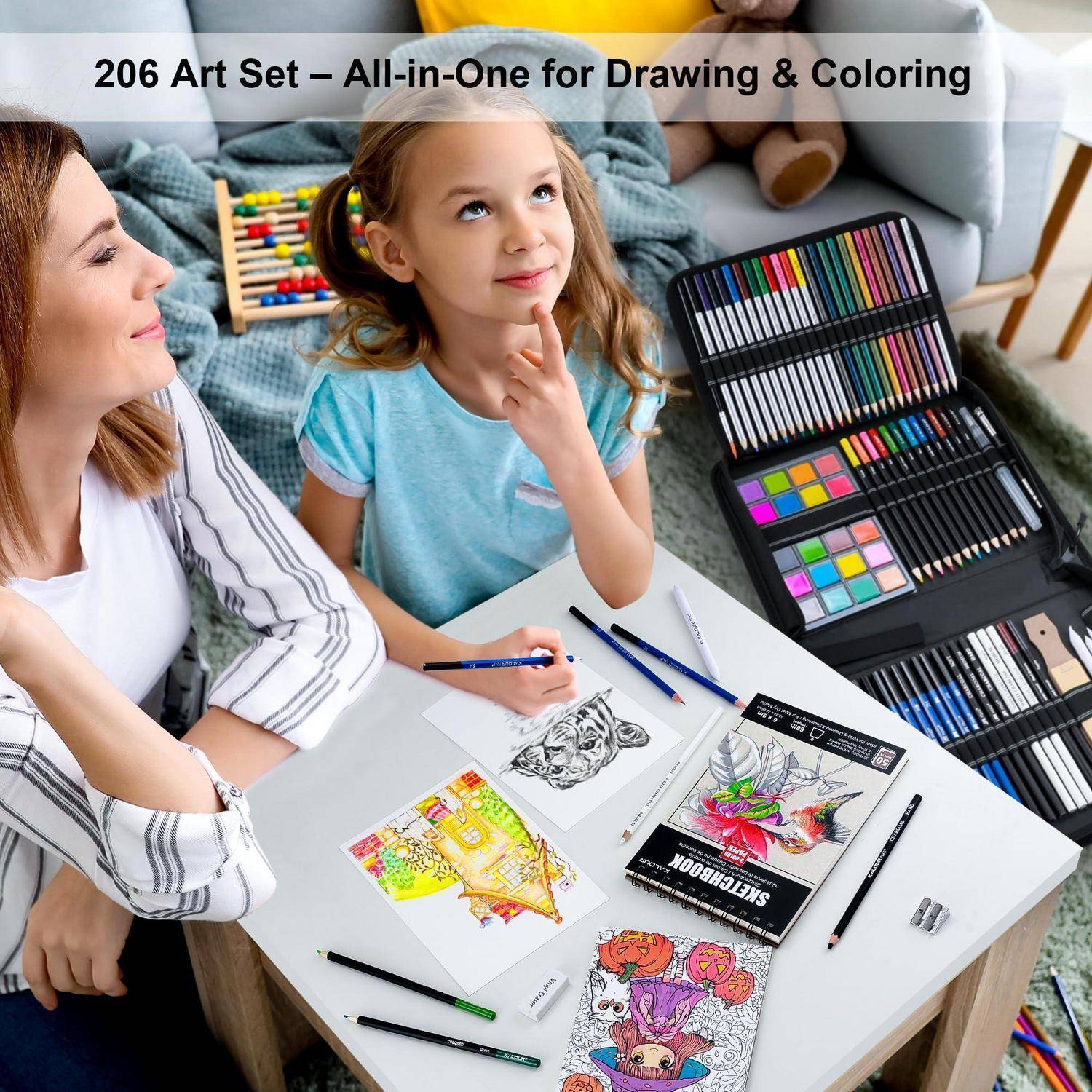 Mutter und Tochter färben Zeichnungen an einem Tisch mit einem 206-teiligen Kunstset, das Bleistifte, Marker und Skizzenpads enthält.