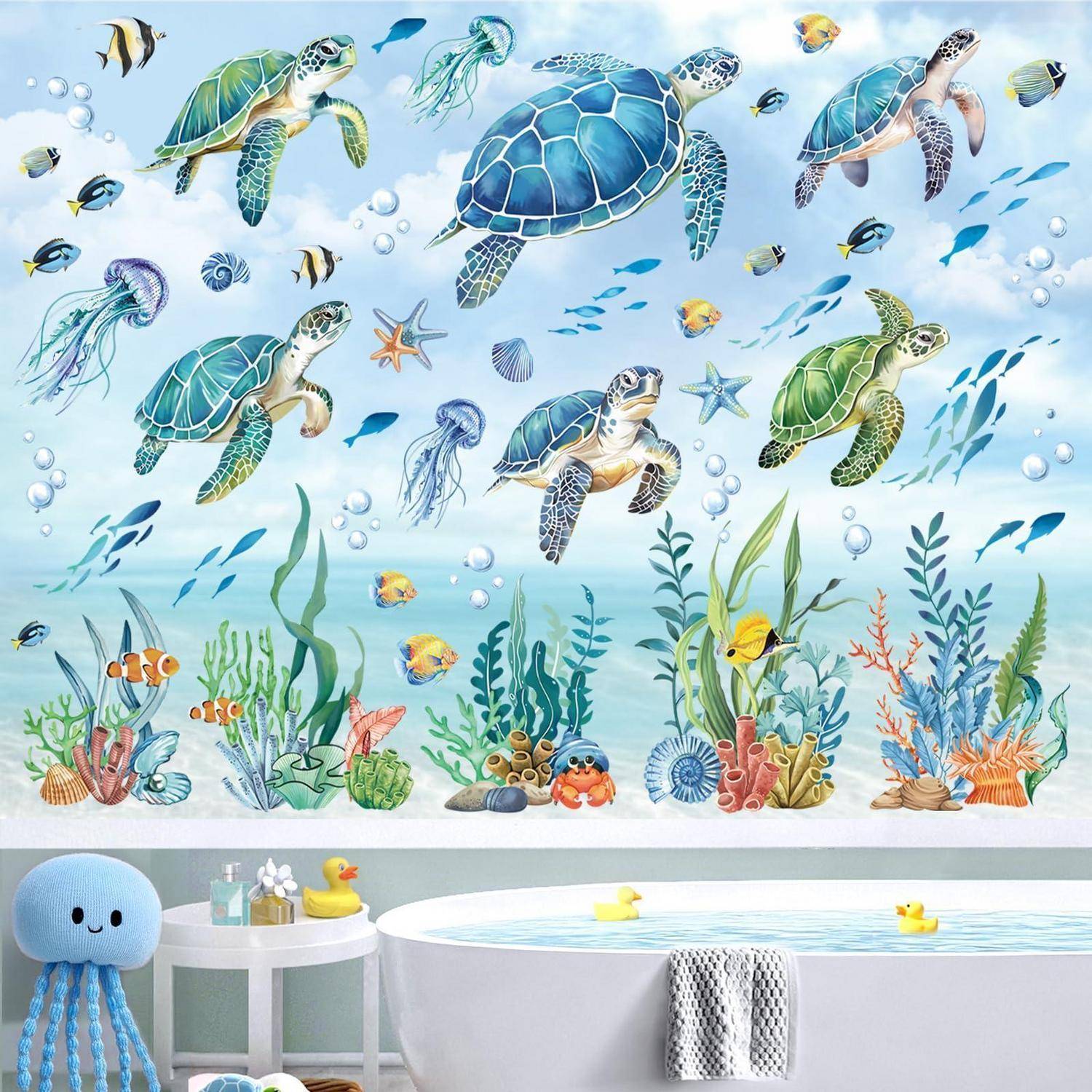 Verspieltes Meereслебен-Wandgemälde mit schwimmenden Schildkröten, Fischen und Quallen über einer Unterwasser-Korallenlandschaft in einem Kinderbadezimmer mit einer Badewanne und Badespielzeugen.