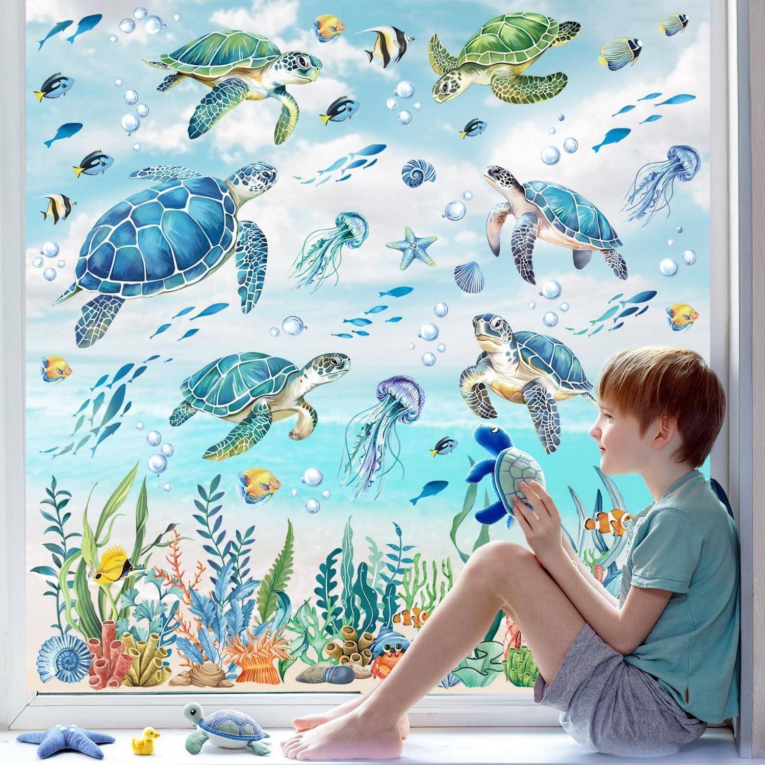 Junge sitzt am Fenster und blickt auf ein farbenfohes Wandgemälde mit Meeresschildkröten, Fischen und Quallen, als wäre es eine Unterwasserszenerie, mit Korallen und Seepflanzen am unteren Ende.