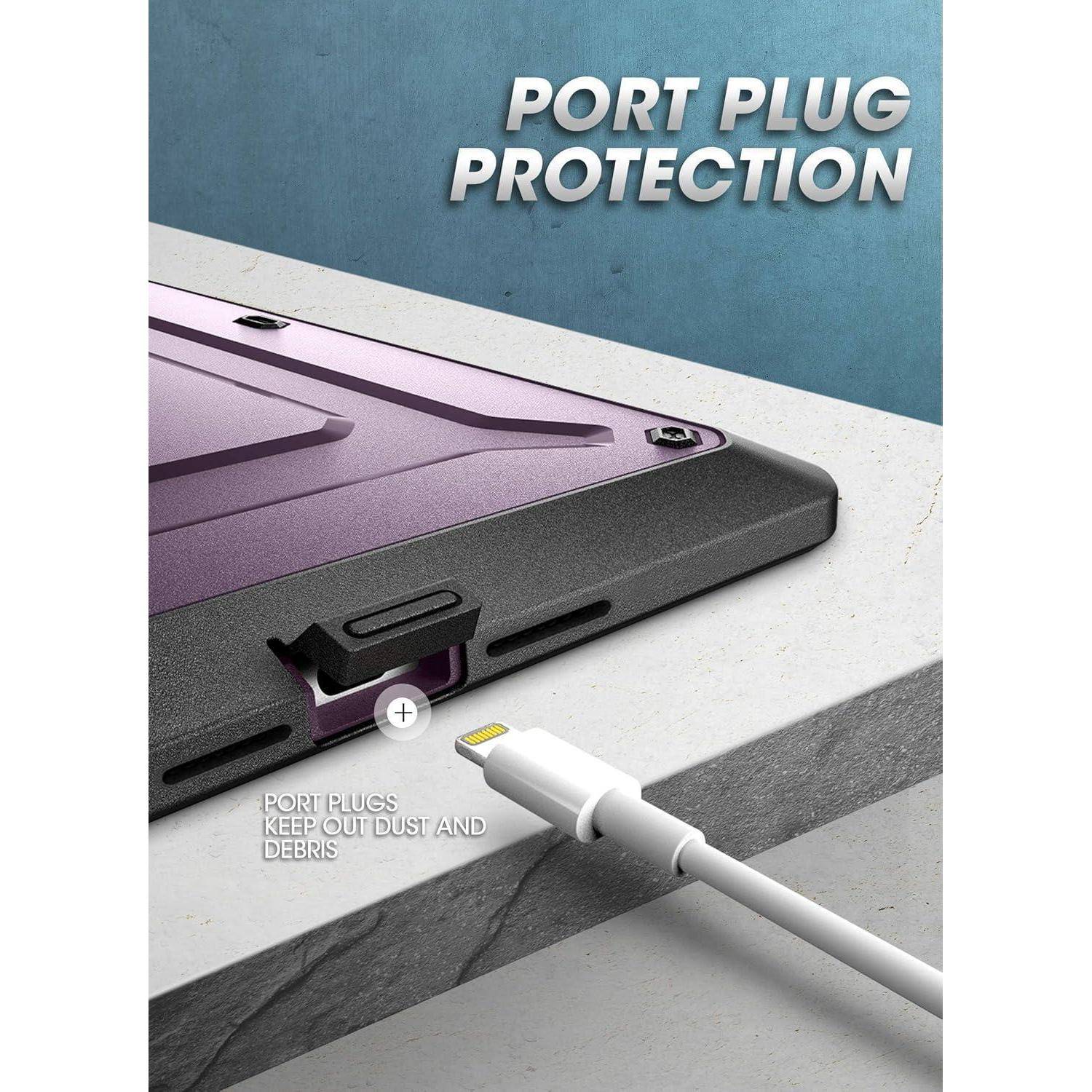 Handyhülle mit Schutzstöpsel für Anschlüsse, neben einem Ladekabel in der Nähe des abgedeckten Ladeanschlusses und Text, der lautet „PORT PLUG PROTECTION" (Schutzstöpsel für Anschlüsse) und „PORT PLUGS KEEP OUT DUST AND DEBRIS"" (Schutzstöpsel halten Staub und Verschmutzungen fern).