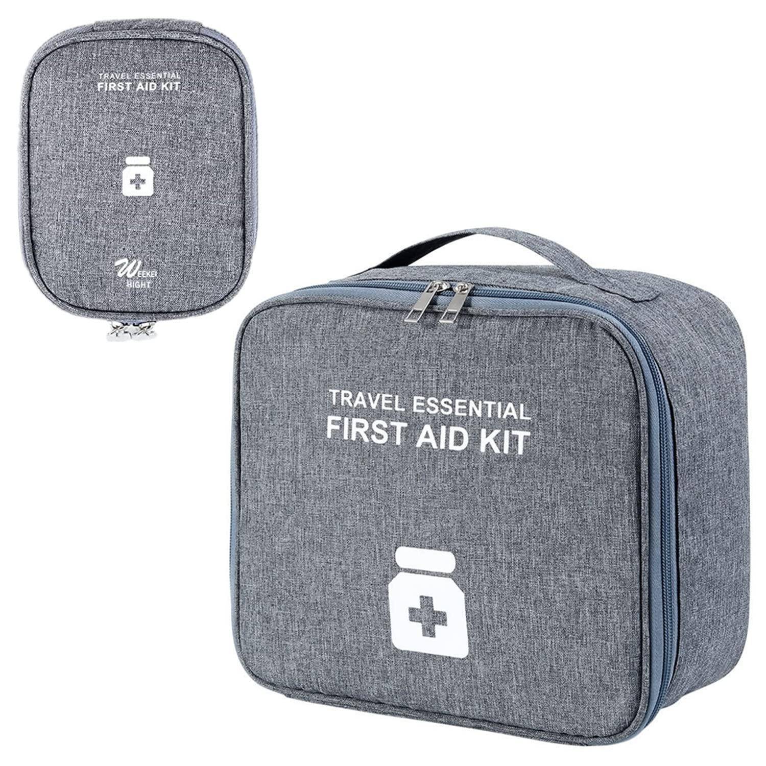 Graue Reise-Erste-Hilfe-Tasche mit Reißverschluss und Griff, in Vorder- und Seitenansicht dargestellt, mit der Aufschrift „TRAVEL ESSENTIAL FIRST AID KIT
