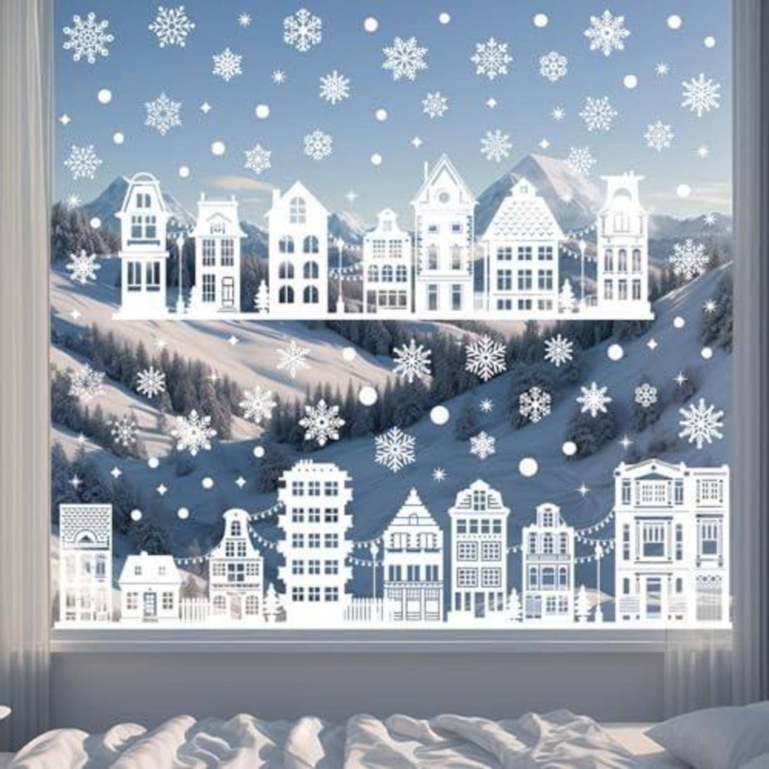 Papierschnitt-Winterdorfszene mit weißen Häusern und fallenden Schneeflocken über schneebedeckten Bergen, von oben über einem Bett in einem gemütlichen Schlafzimmer betrachtet.