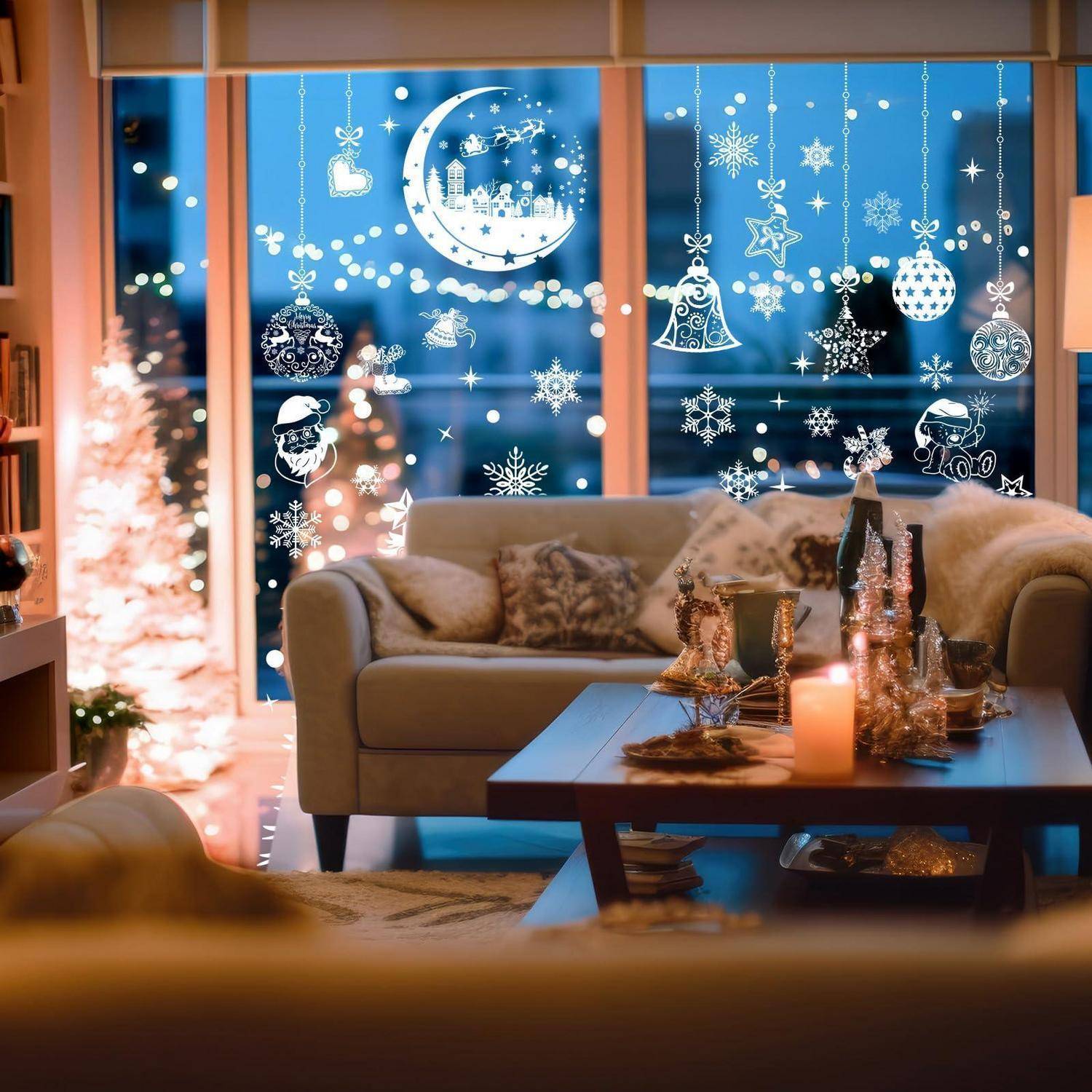 Gemütliches Wohnzimmer weihnachtlich dekoriert, mit einem beleuchteten Baum, von Kerzen erhelltem Couchtisch und Fensteraufklebern mit Schneeflocken, die eine Winterzivilnacht zeigen.