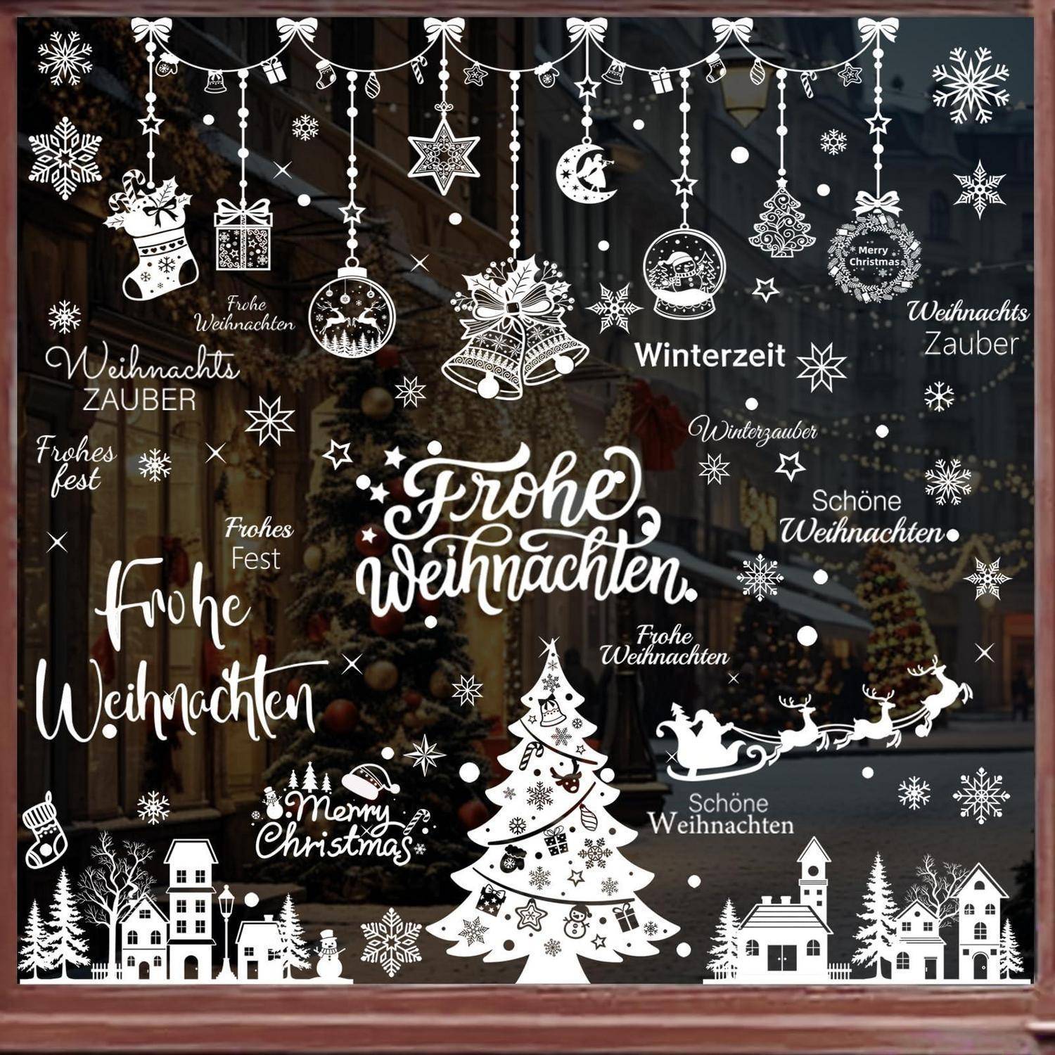 Weihnachtsschaufenster mit weißen Feiertagsdekoration, Schneeflocken, einem Baum und Weihnachtsmannschlitten, mit deutschen Grüßen wie „Frohe Weihnachten