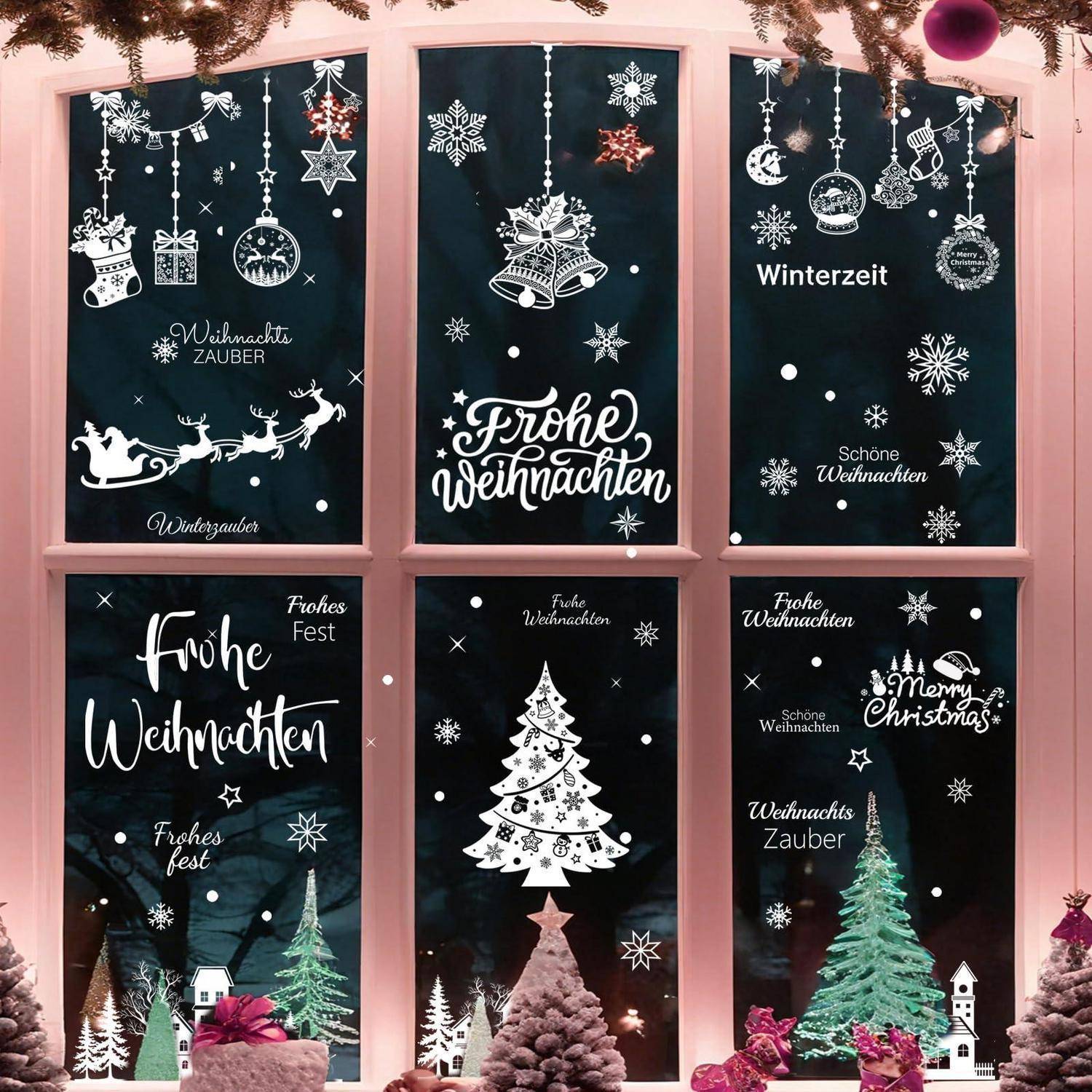 Anzeige von sechs schwarzen Weihnachtsfensterplakaten mit weißen Schneeflocken und Grüßen wie „Frohe Weihnachten", „Winterzeit"" und „Merry Christmas"".