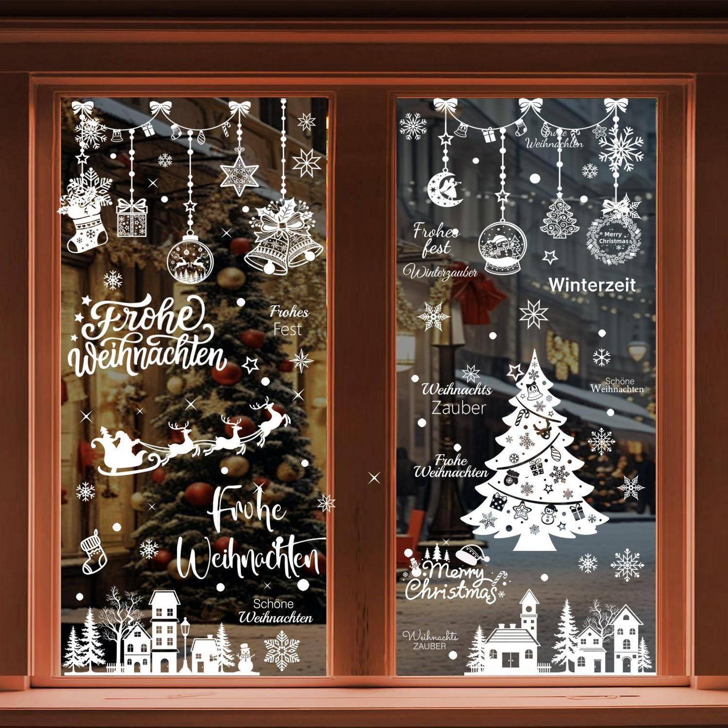Zwei festliche Fensteraufkleber mit deutschen Weihnachtsgrüßen, Schneeflocken, Christbaumkugeln, Schlitten und einem Weihnachtsbaum, die ein Schaufenster schmücken.