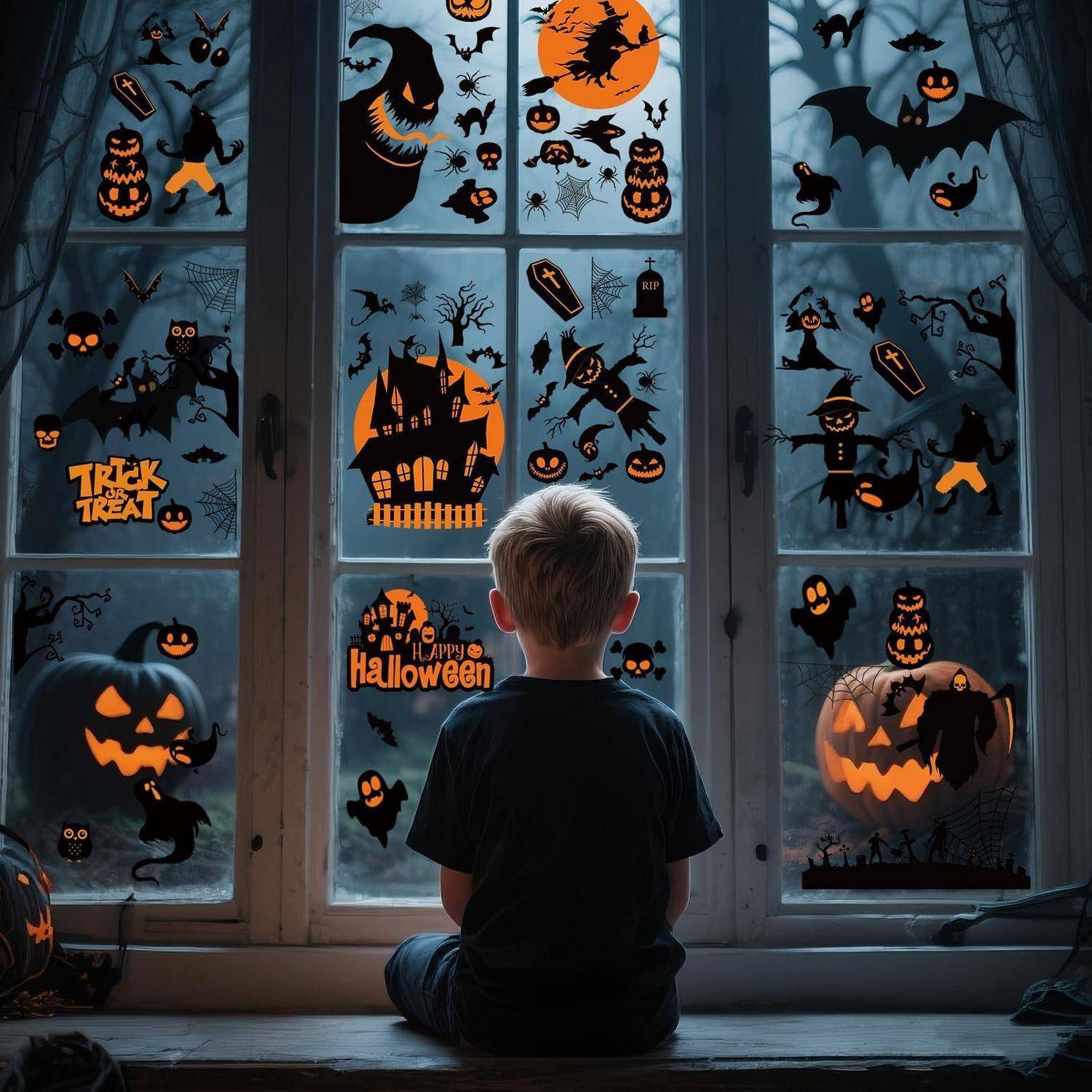 Ein Kind sitzt an einem Fenster und schaut sich Halloween-Dekorationen auf der Glasscheibe an, darunter Fledermäuse, Kürbisse, Gespenster, ein Spukhaus und Schilder mit den Aufschriften „Trick or Treat" und „Happy Halloween"".