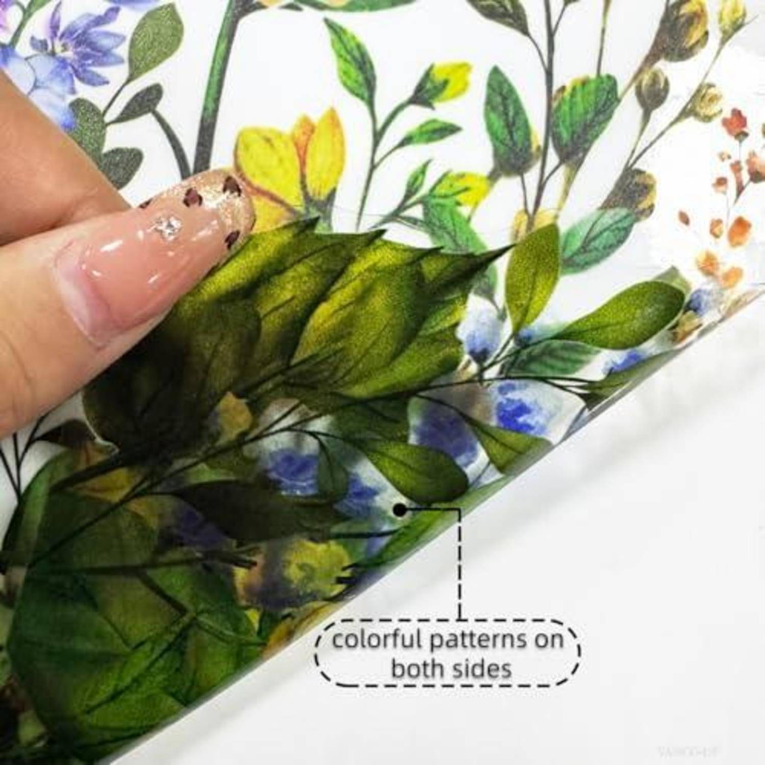 Hand hält ein transparentes Blatt mit Blumenmuster, das farbige Muster auf beiden Seiten zeigt, mit einem Etikett, das „farbige Muster auf beiden Seiten" liest.