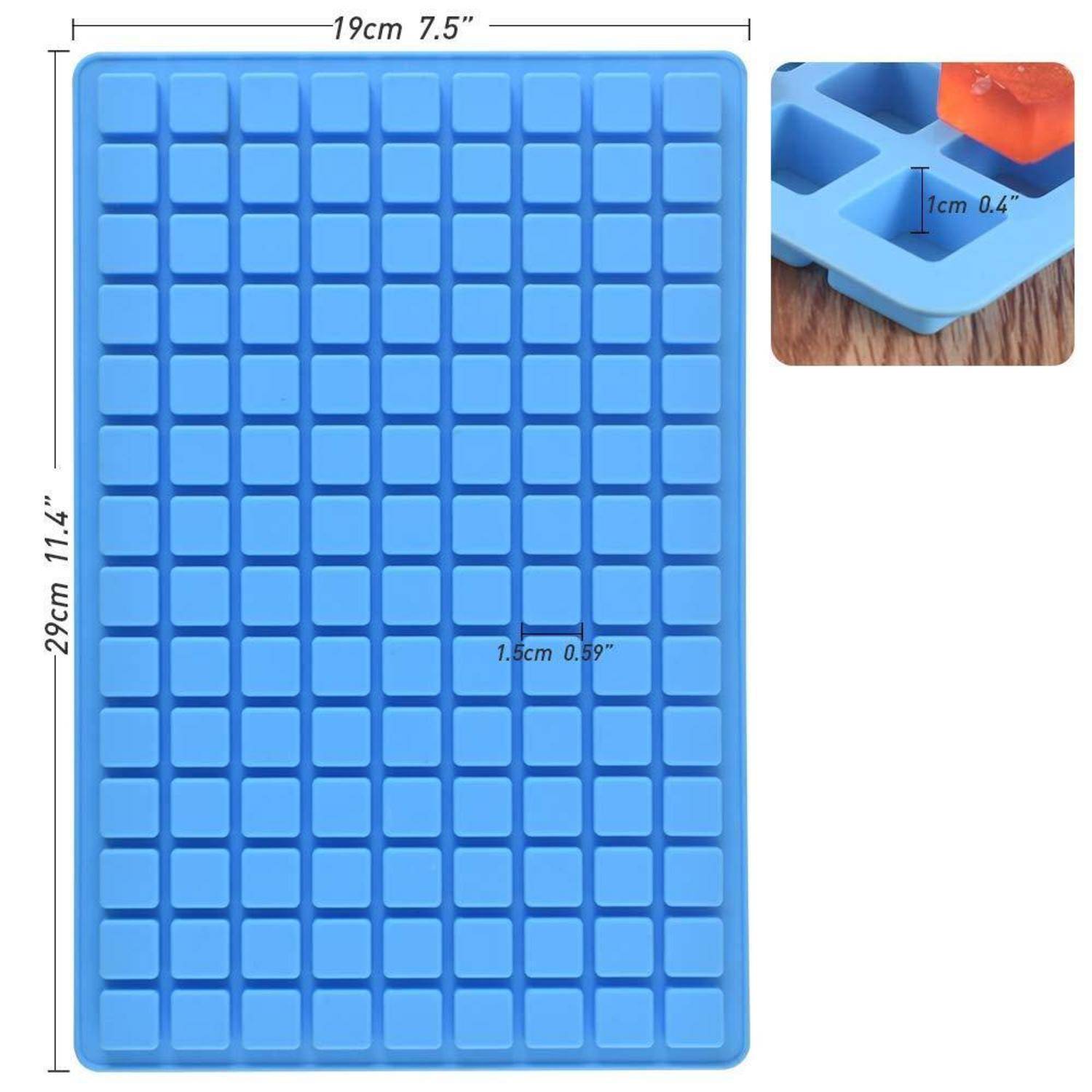 Blaues Silikon-Tablett mit vielen kleinen quadratischen Fächern, dargestellt mit Abmessungen von 19 cm mal 29 cm und 1,5 cm großen Zellen; die Vergrößerung zeigt die Tiefe des Fachs.