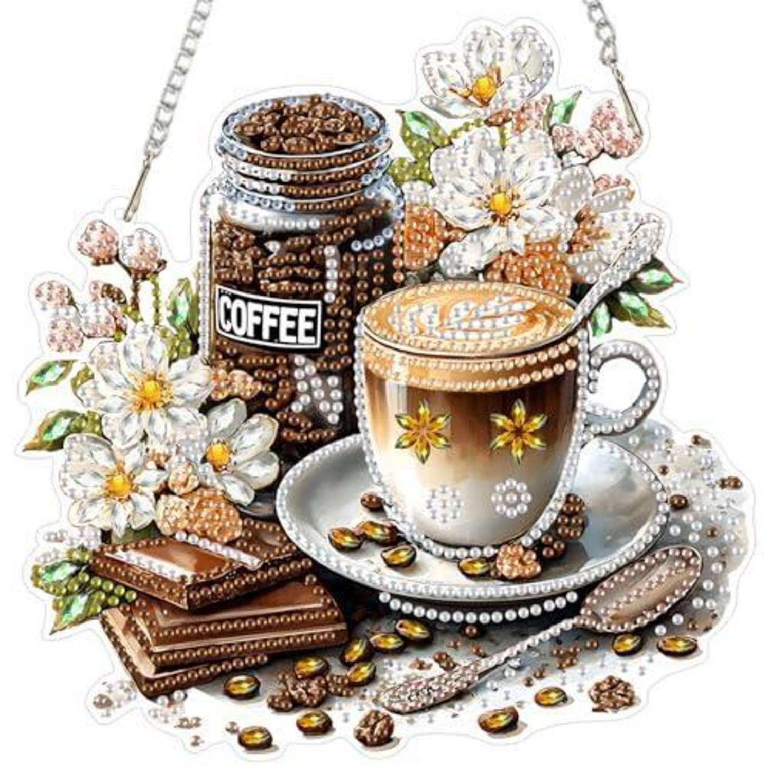 Dekorative Kaffee-Stilllebenfotografie mit einer perlenverzierten Tasse und Untertasse, beschrifteter Kaffeeglas, Schokoladenstücken, Kaffeebohnen und weißen Blüten auf weißem Hintergrund.