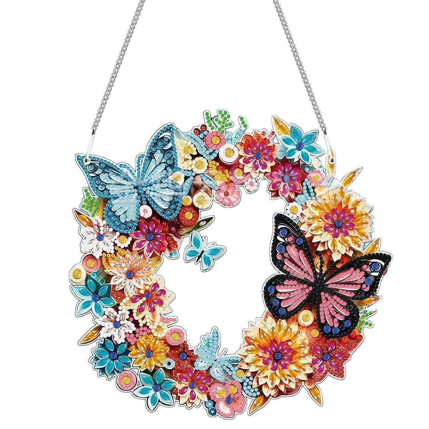 Eine farbenfrohe Blumenkranz-Halskette mit Schmetterlingen und Blüten an einer Kette, vor weißem Hintergrund dargestellt.