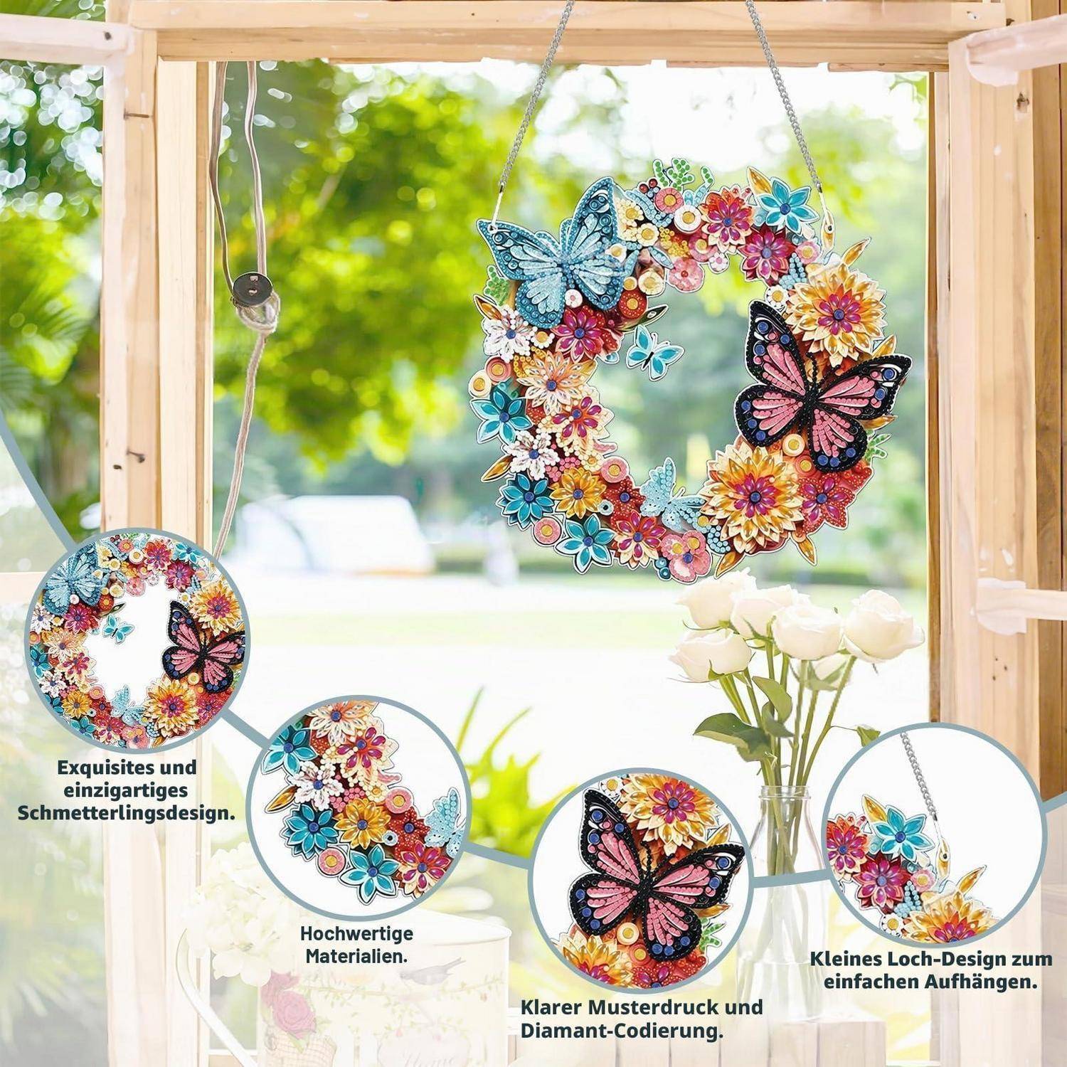 Dekorativer floraler Schmetterlings-Kranz und passende Ornamente, die in einem hellen Holzzimmer hängen, mit deutschen Beschriftungen, die das Design, die Materialien, die Druckqualität und die einfache Aufhängung bewerben.