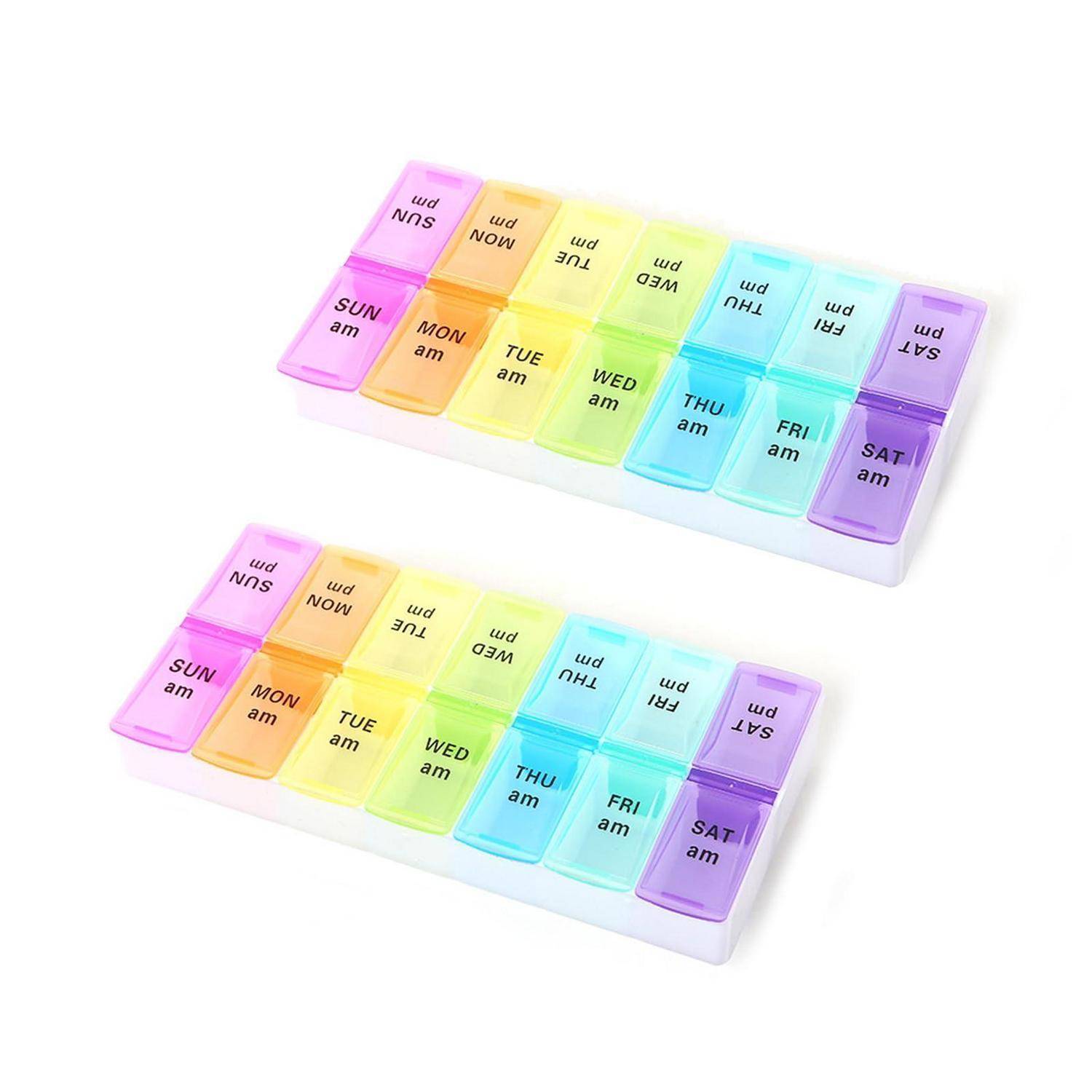 Zwei Regenbogen-Pillendosen mit beschrifteten Fächern für SO bis SA, angeordnet auf weißem Hintergrund.