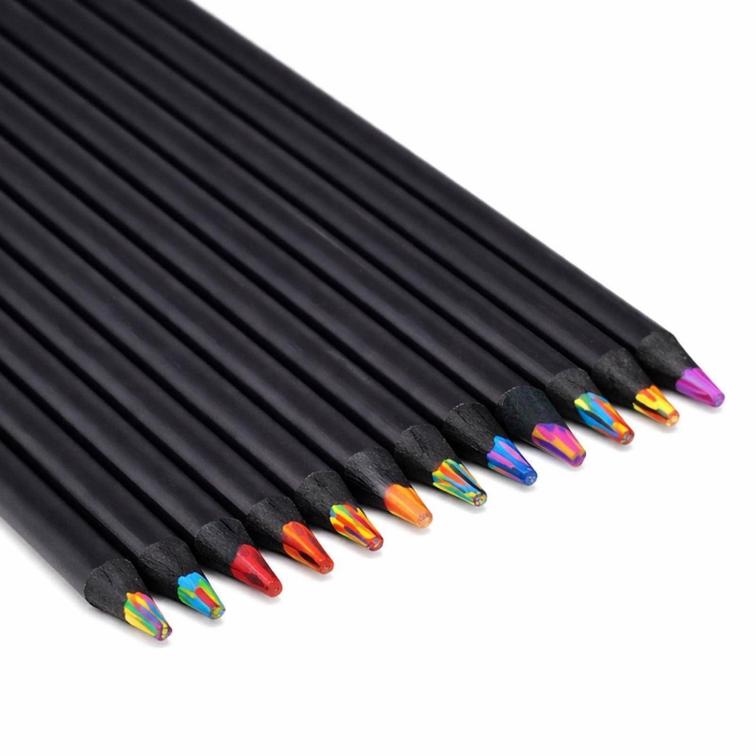 Schwarze Bleistifte mit regenbogenfarbig angespitzten Spitzen, angeordnet in einer diagonalen Reihe auf weißem Hintergrund.