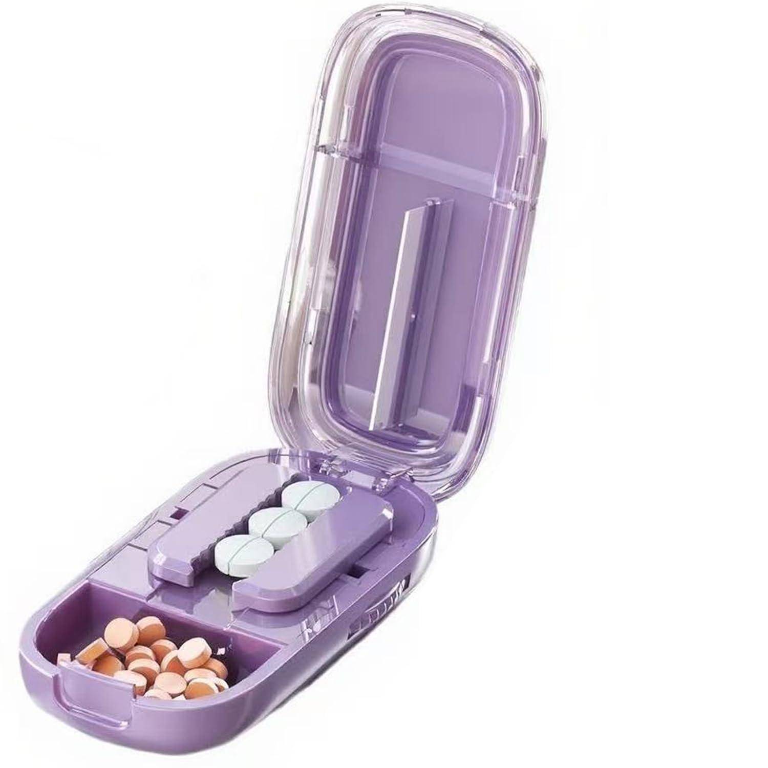 Pillenorganizer in Lila mit offener Ansicht, der zwei Fächer zeigt, die weiße und orange Tabletten enthalten