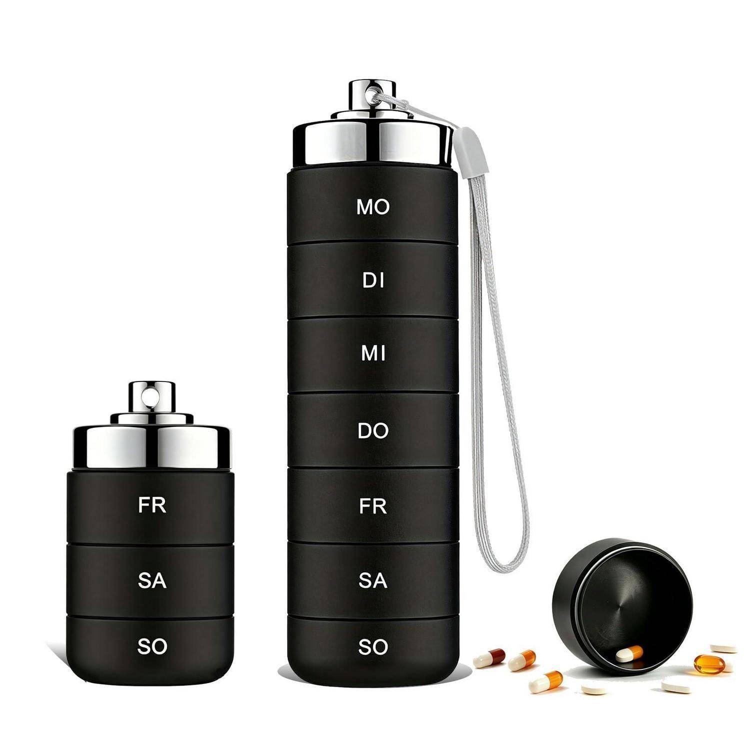 Schwarze Pillendosierer-Flaschen mit den Beschriftungen MO, DI, MI, DO, FR, SA, SO, eine mit Trageband, abgebildet mit verstreuten Pillen und einem Deckel.