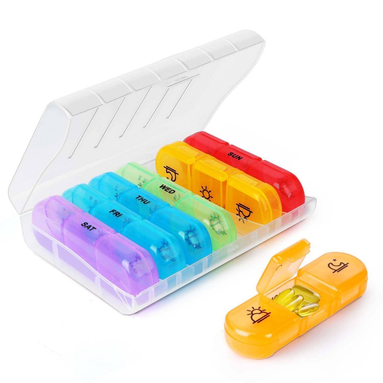 Bunte wöchentliche Pillendose mit beschrifteten Fächern für die Wochentage, dargestellt aufgeklappt mit einem orangefarbenen Pillenbecher daneben.