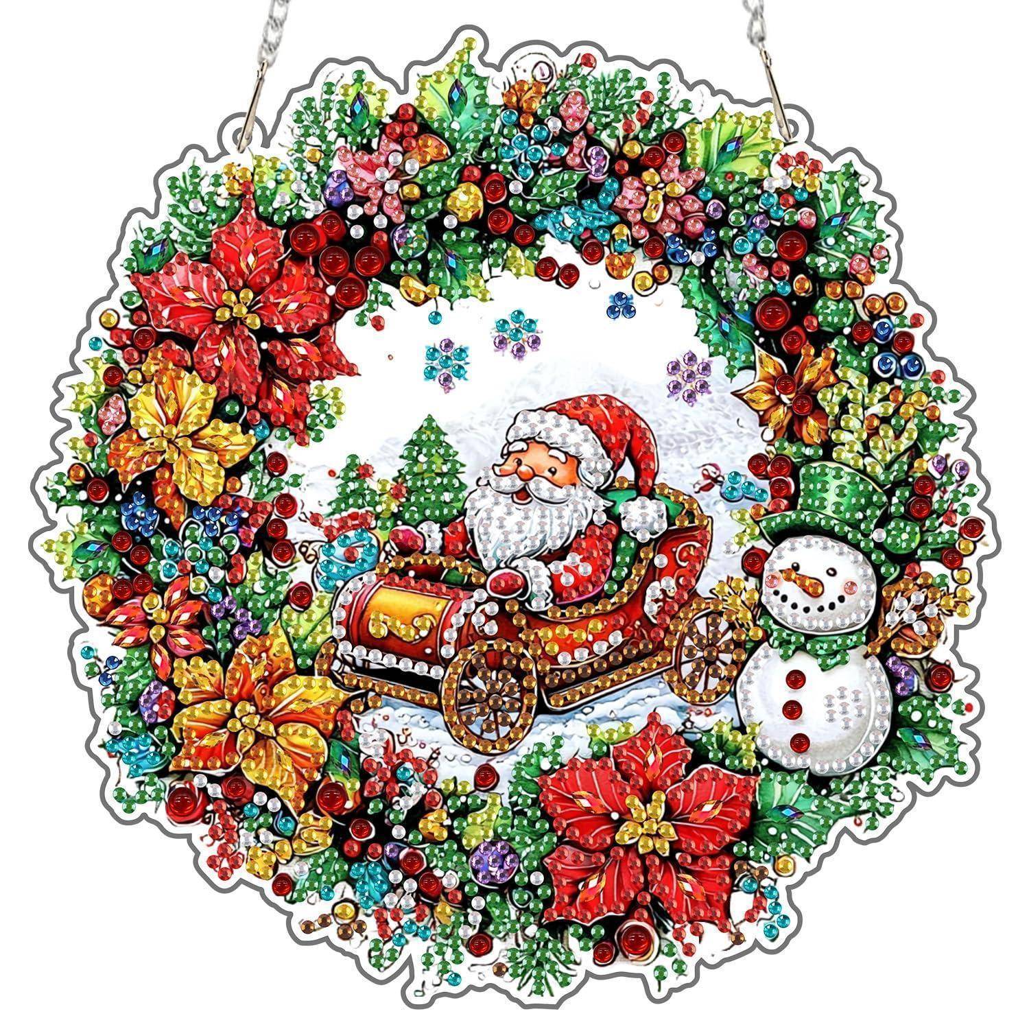 Der Weihnachtsmann in einem geschmückten Schlitten neben einem Schneemann, umrahmt von einem festlichen Kranz aus Weihnachtssternen, Christbaumkugeln und Grünzeug.