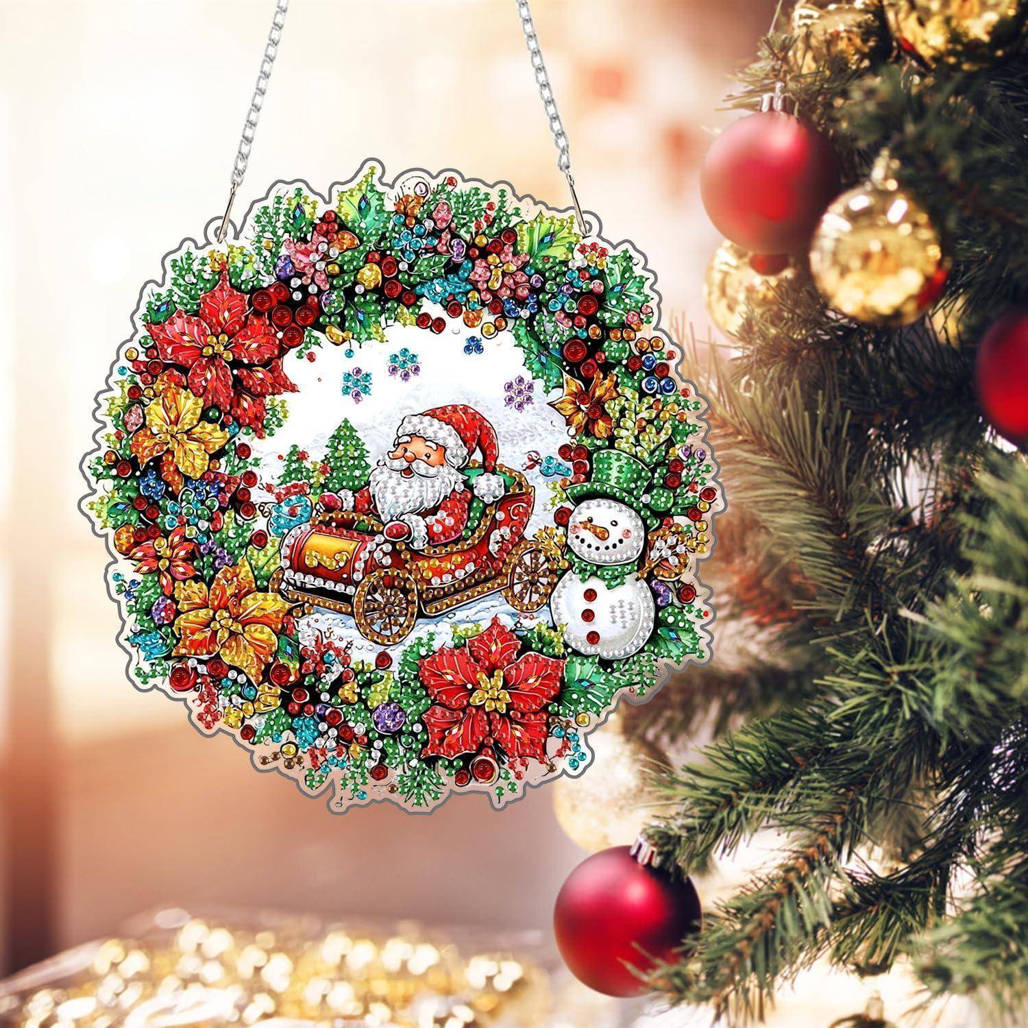 Ein runder Weihnachtsschmuck mit dem Weihnachtsmann in einem Schlitten und einem Schneemann, umgeben von einem farbenfrohen Blumenkranz, der neben einem geschmückten Baum hängt.