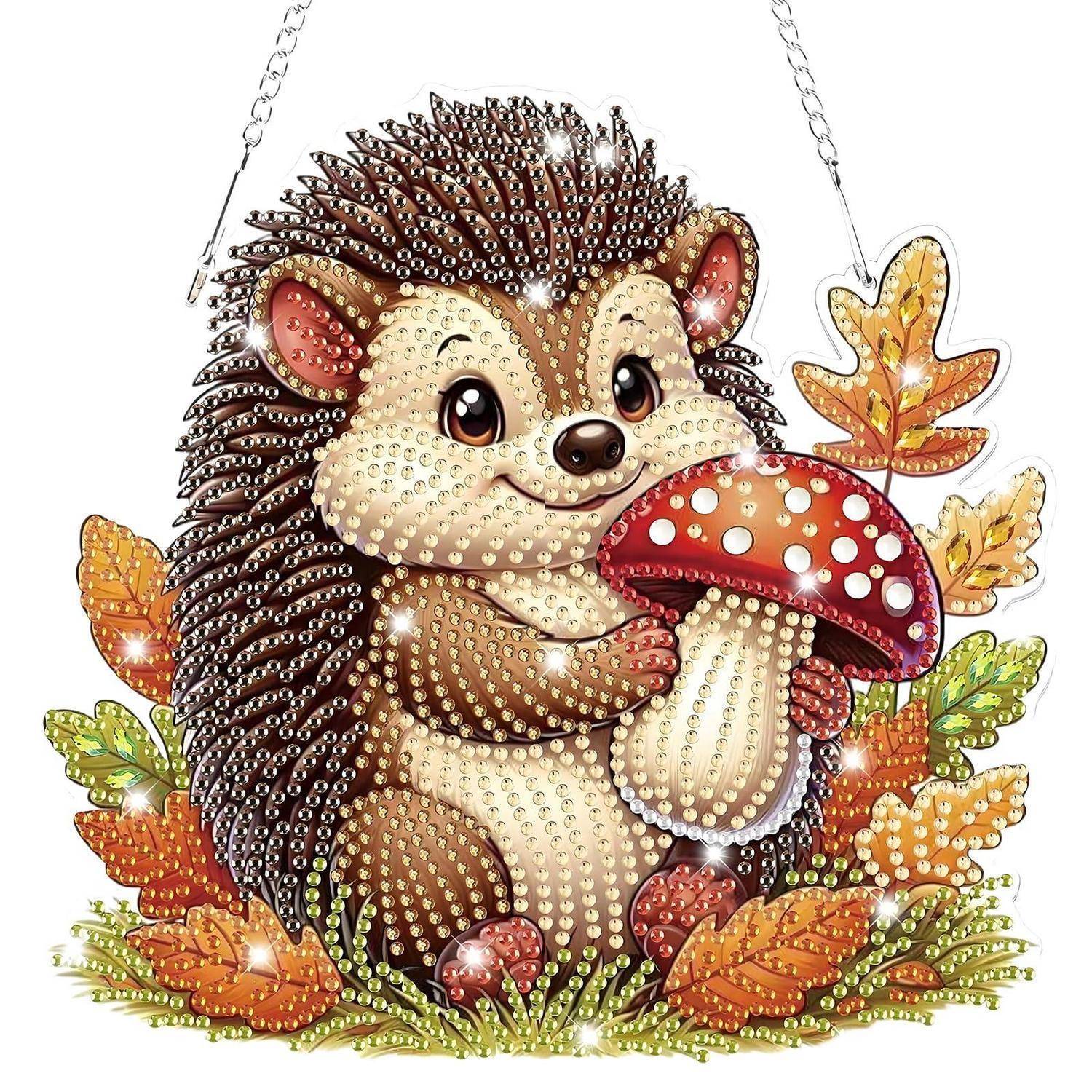 Funkelnder Cartoon-Igel, der einen rot-weißen Fliegenpilz hält, umgeben von Herbstblättern und an Ketten hängend wie ein dekoratives Ornament.
