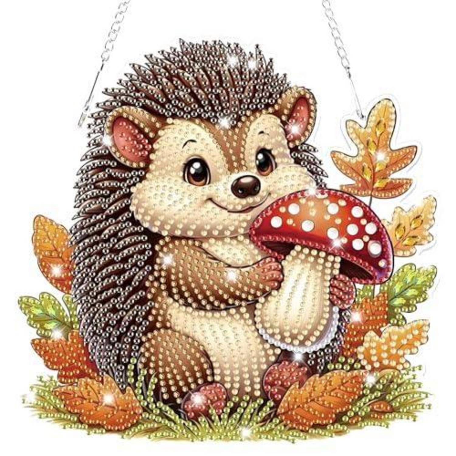 Ein glitzernder Igel hält einen rot-weißen Pilz, umgeben von Herbstblättern.