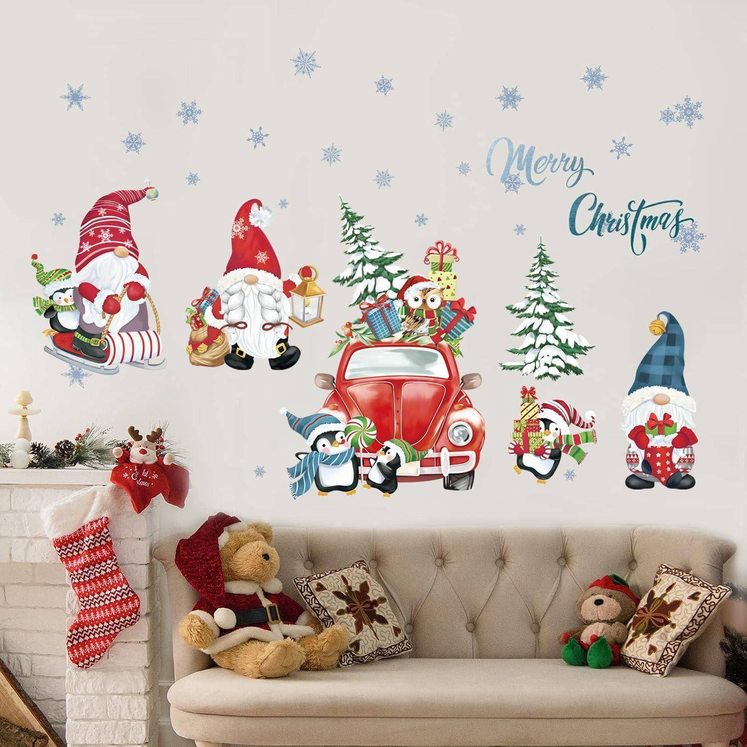 Ein festliches Wohnzimmer mit Weihnachtswandaufklebern, dem Text „Frohe Weihnachten", einem dekorierten roten Auto, Weihnachtsmann- und Pinguinfiguren, Strümpfen, einem Kuschelbären und Feiertagskissen.