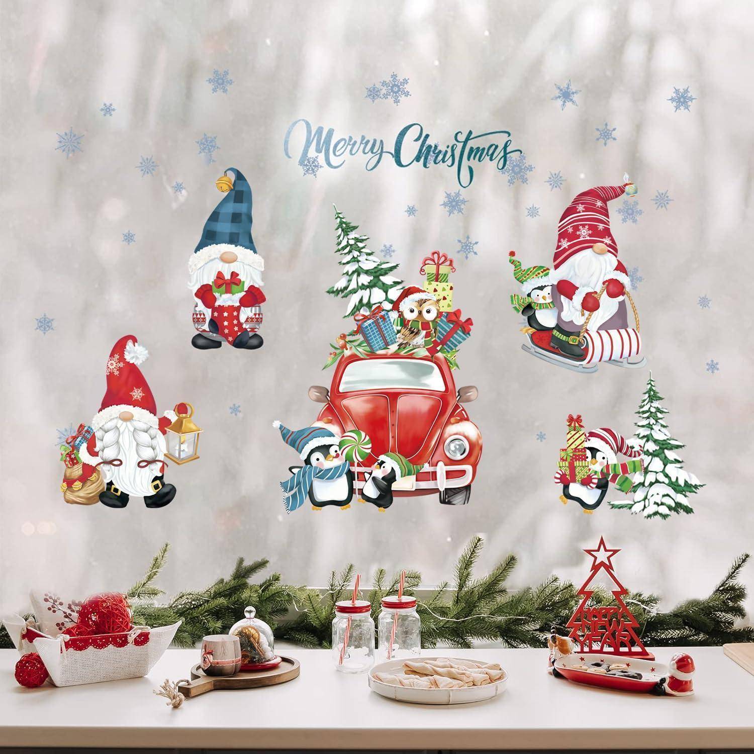 Frohe-Weihnachts-Feiertagsdisplay mit verspielten Zwergen, einem roten Auto mit Geschenken, Schneeflocken und festlichen Tischdekoration auf einem Kaminsims.