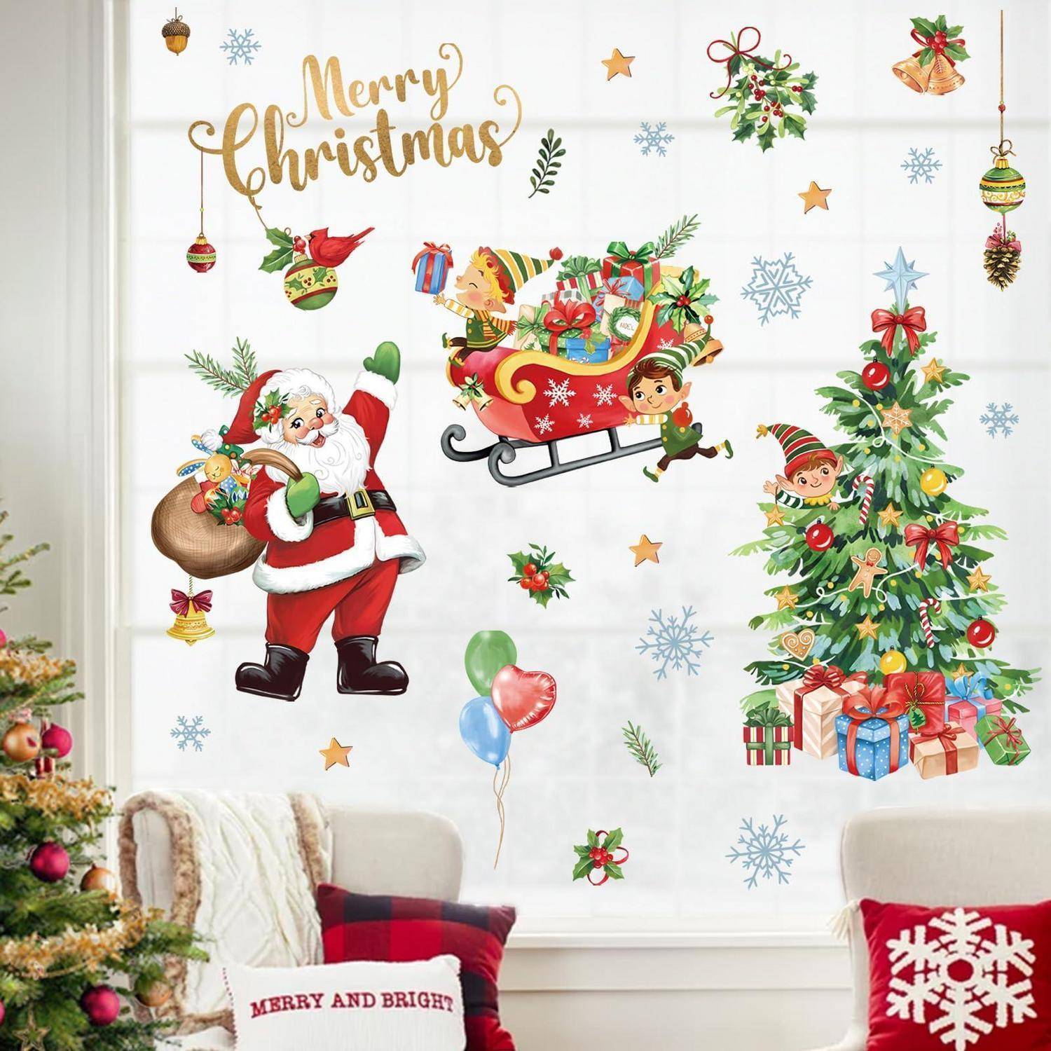 Weihnachts-Wandaufkleber mit „Frohe Weihnachten", Weihnachtsmann, Schlitten, Baum, Kugeln, Schneeflocken und Geschenken, die ein Zimmer mit Sofas und einen Baum dekorieren.
