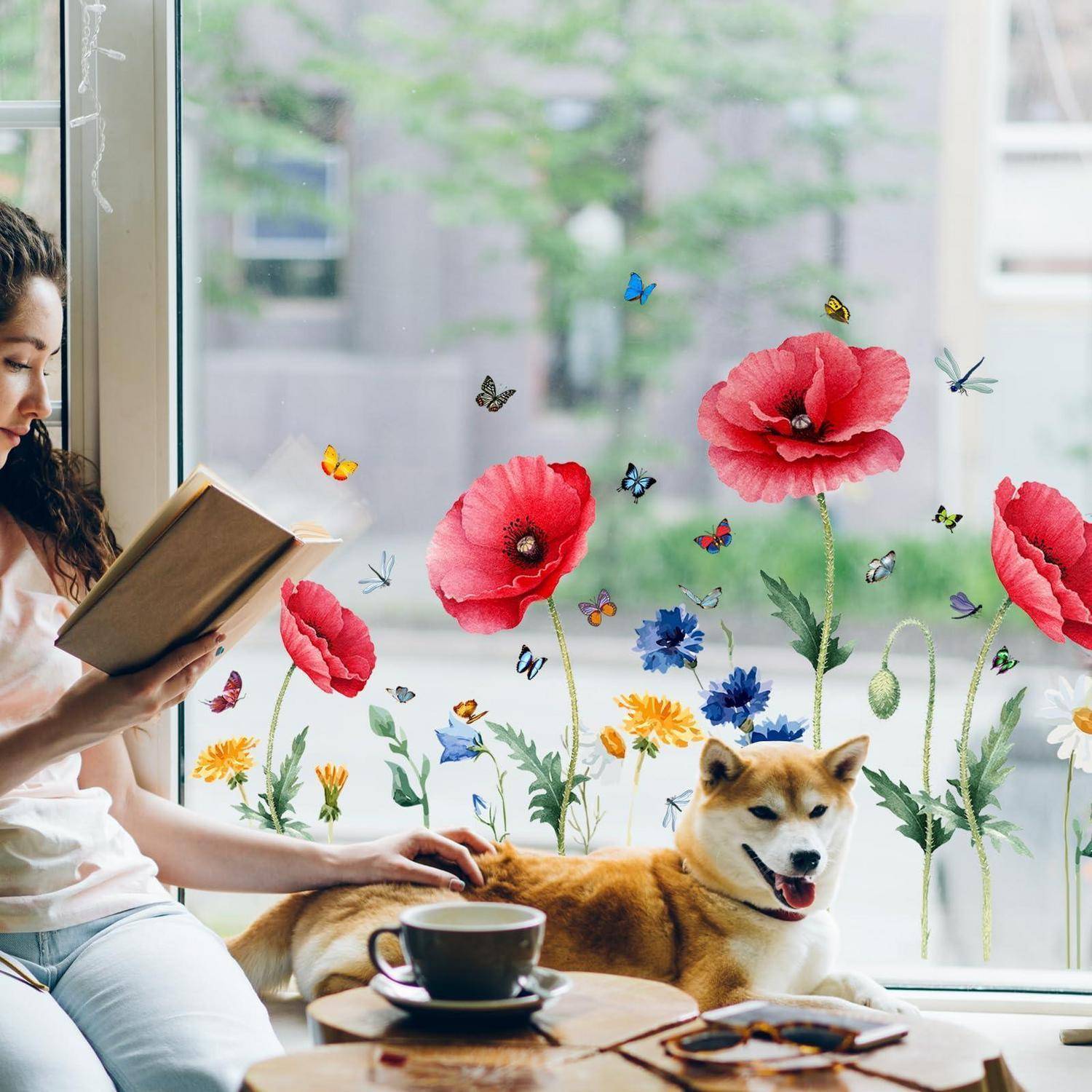 Eine Frau, die neben einem ruhenden Hund am Fenster liest, mit einer Kaffeetasse auf dem Tisch und bunten Blumen sowie Schmetterlingen, die die Aussicht hinter ihnen schmücken.