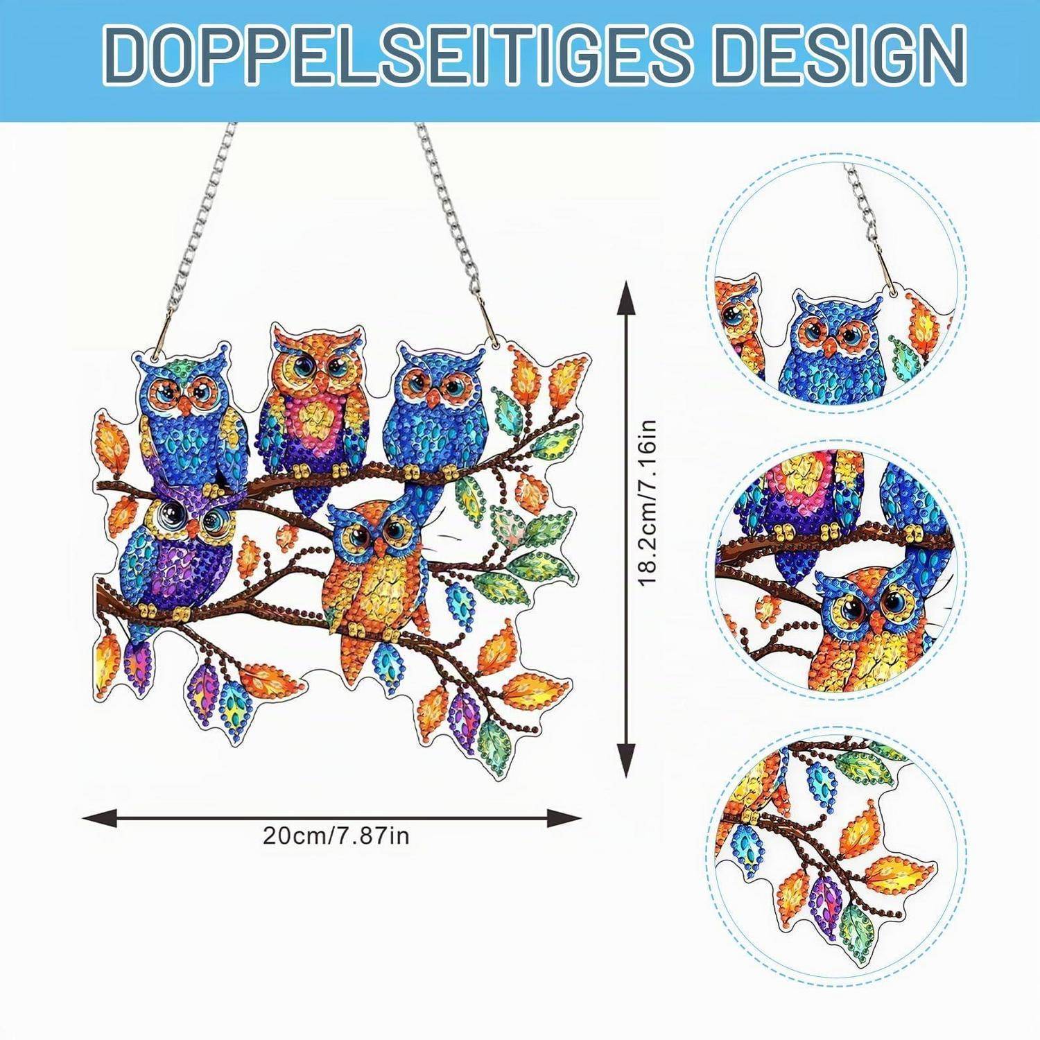Farbenfrohe Eule Wandbehang mit fünf Eulen auf einem Ast und Blättern; doppelseitiges Design abgebildet, Maße: 20 cm breit mal 18,2 cm hoch.