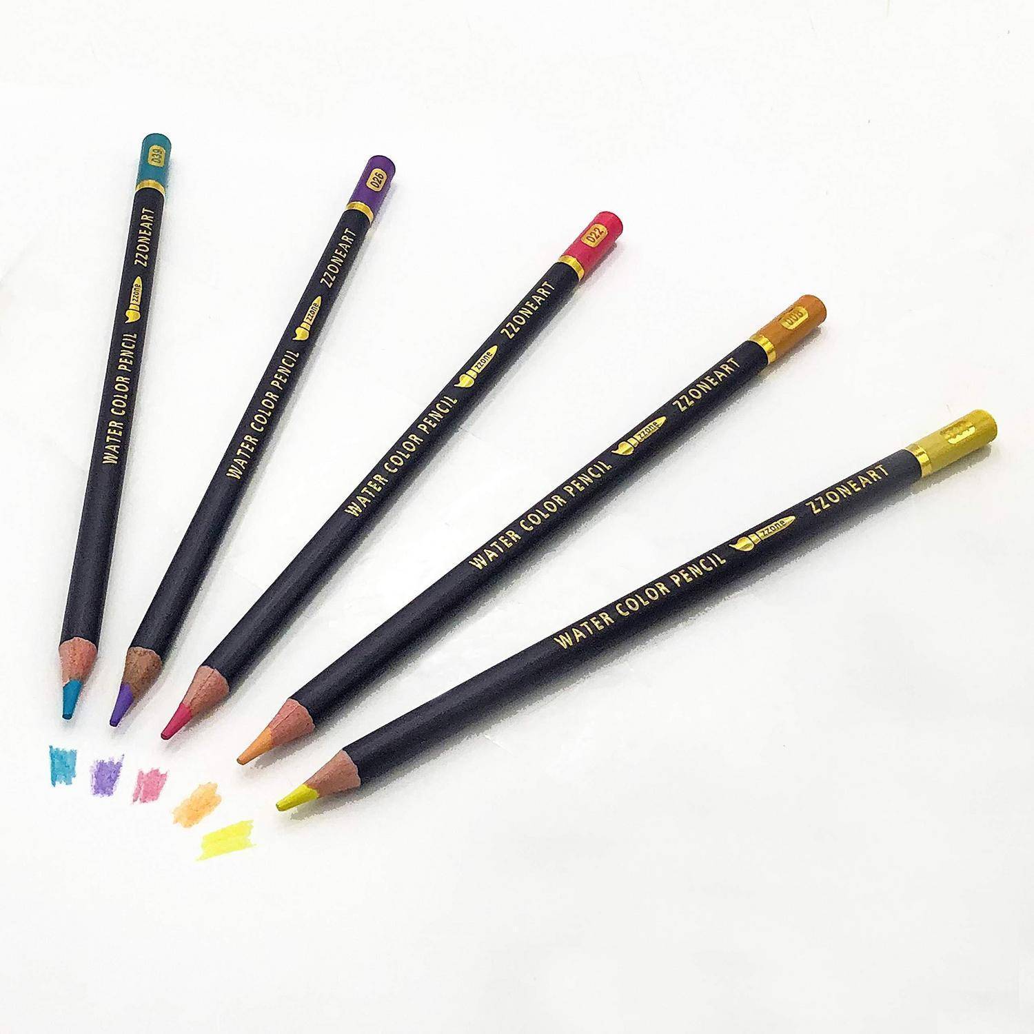 Fünf schwarze Aquarellstifte mit farbigen Spitzen und Beispielstrichen fächerförmig auf weißem Hintergrund angeordnet, die verschiedene Minenfarben zeigen.