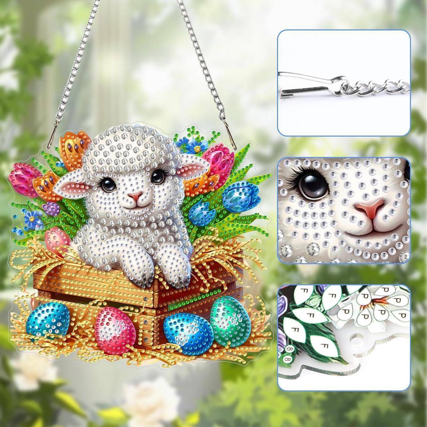 Verzierte Lamm-Handtasche auf einer goldenen Truhe mit farbigen Eiern und Blumendetails; eingefügte Nahaufnahmen zeigen die Kette, das Lammgesicht und dekorative Metallteile.