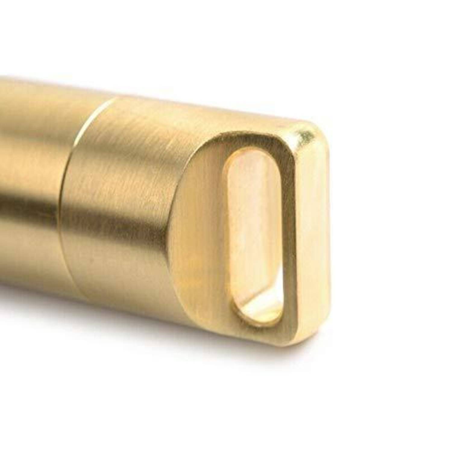 Nahaufnahme eines goldenen zylindrischen Metallhardware-Teils mit einer abgerundeten rechteckigen Endöffnung auf weißem Hintergrund.