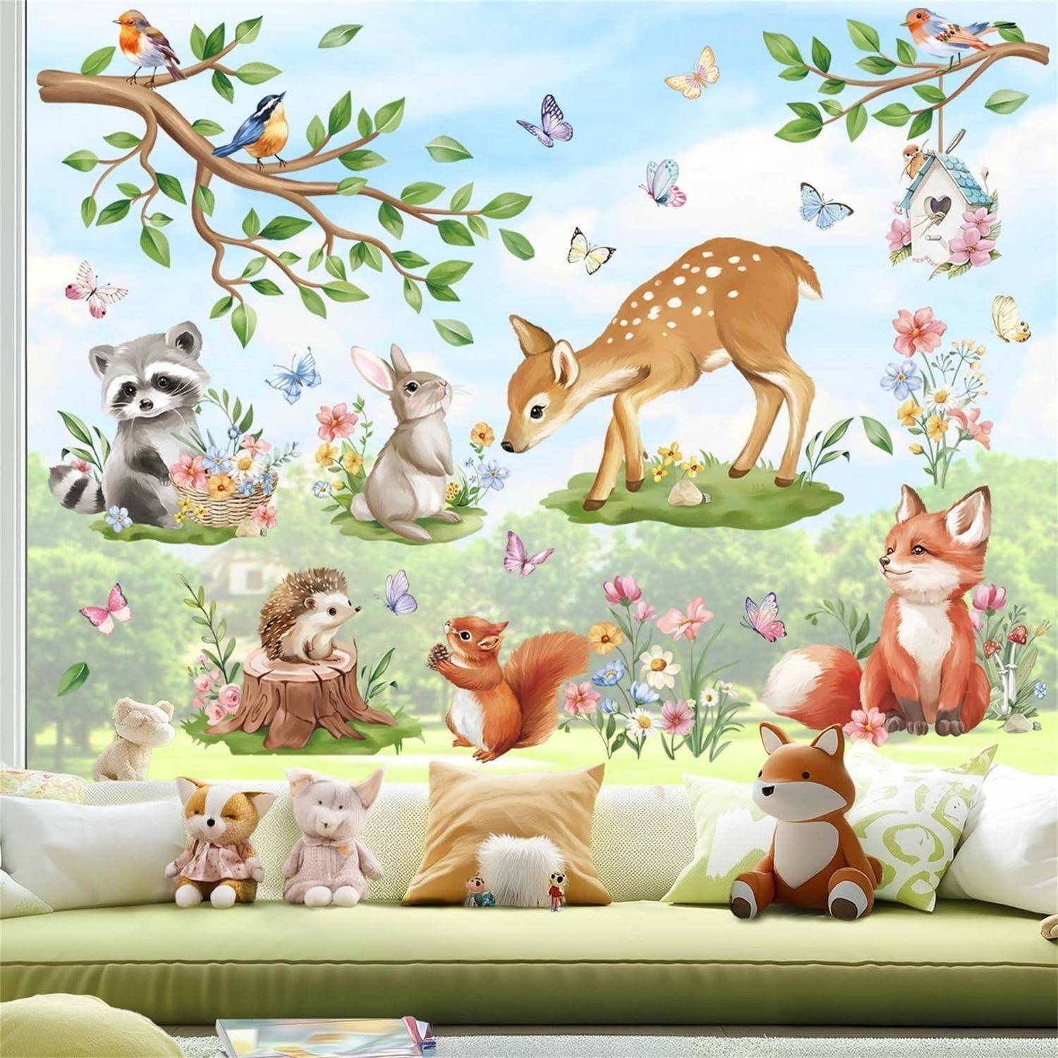 Verspieltes Waldwandgemälde mit Hirsch, Fuchs, Waschbär, Kaninchen, Eichhörnchen, Igel und Vögeln zwischen Blumen und Schmetterlingen über einem Sofa mit Plüschtieren.