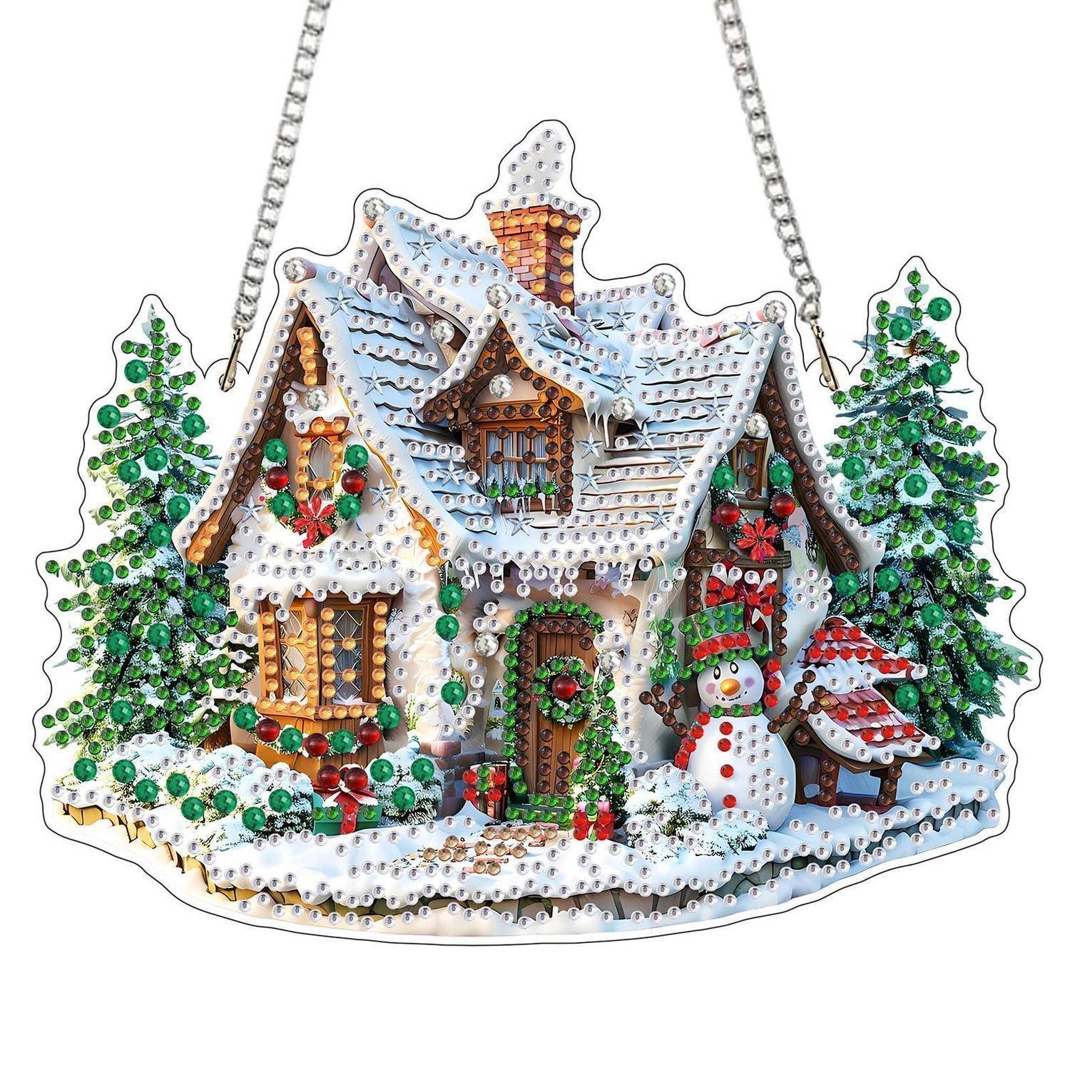 Perlenbesetzter Winterhütten-Ornament mit schneebedecktem Dach, Weihnachtsbäumen, Schneemann und Geschenken, das an einer silbernen Kette hängt.