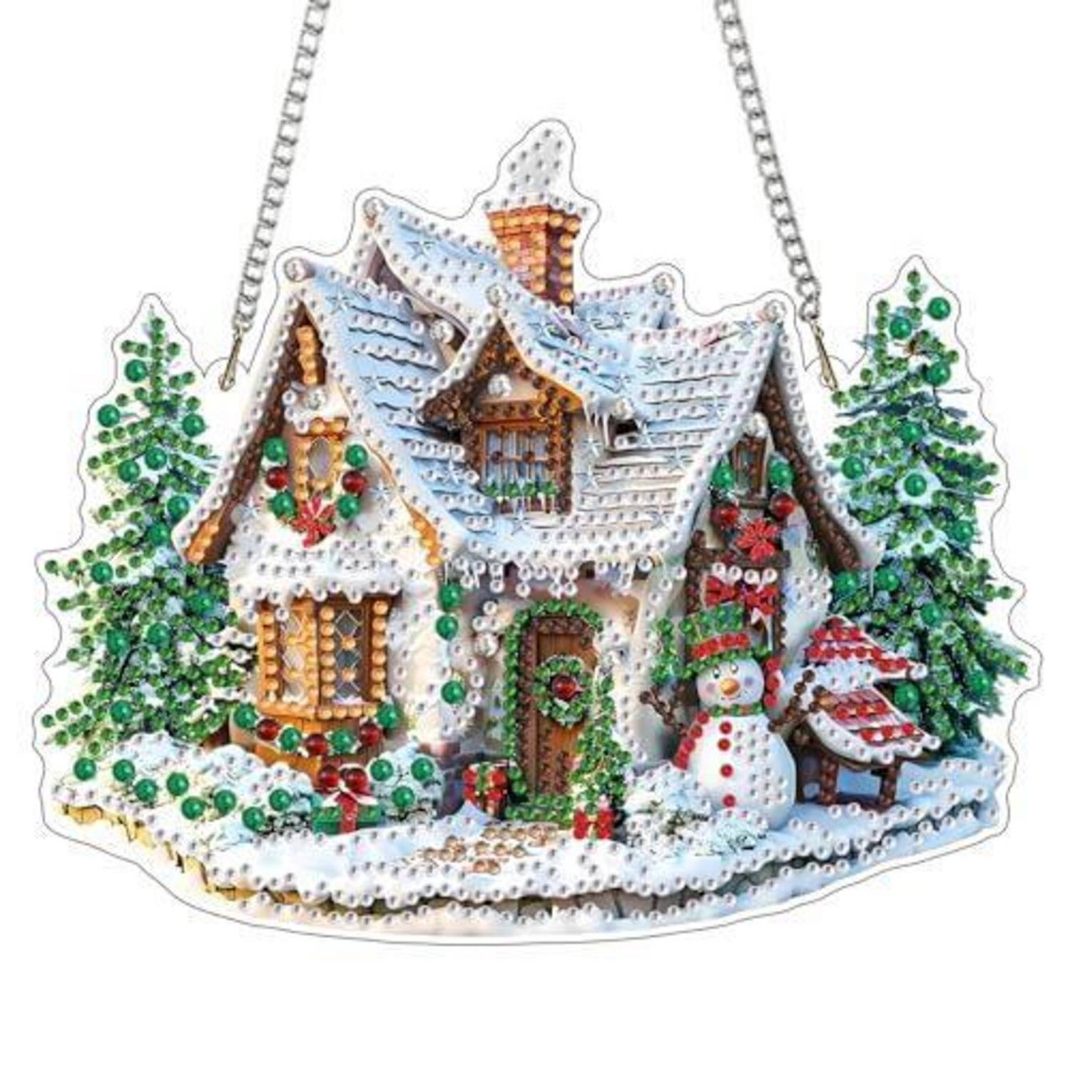 Dekoratives verschneites Weihnachtshausornament mit grünen Bäumen, Kränzen und einem Schneemann, der an Ketten hängend befestigt ist