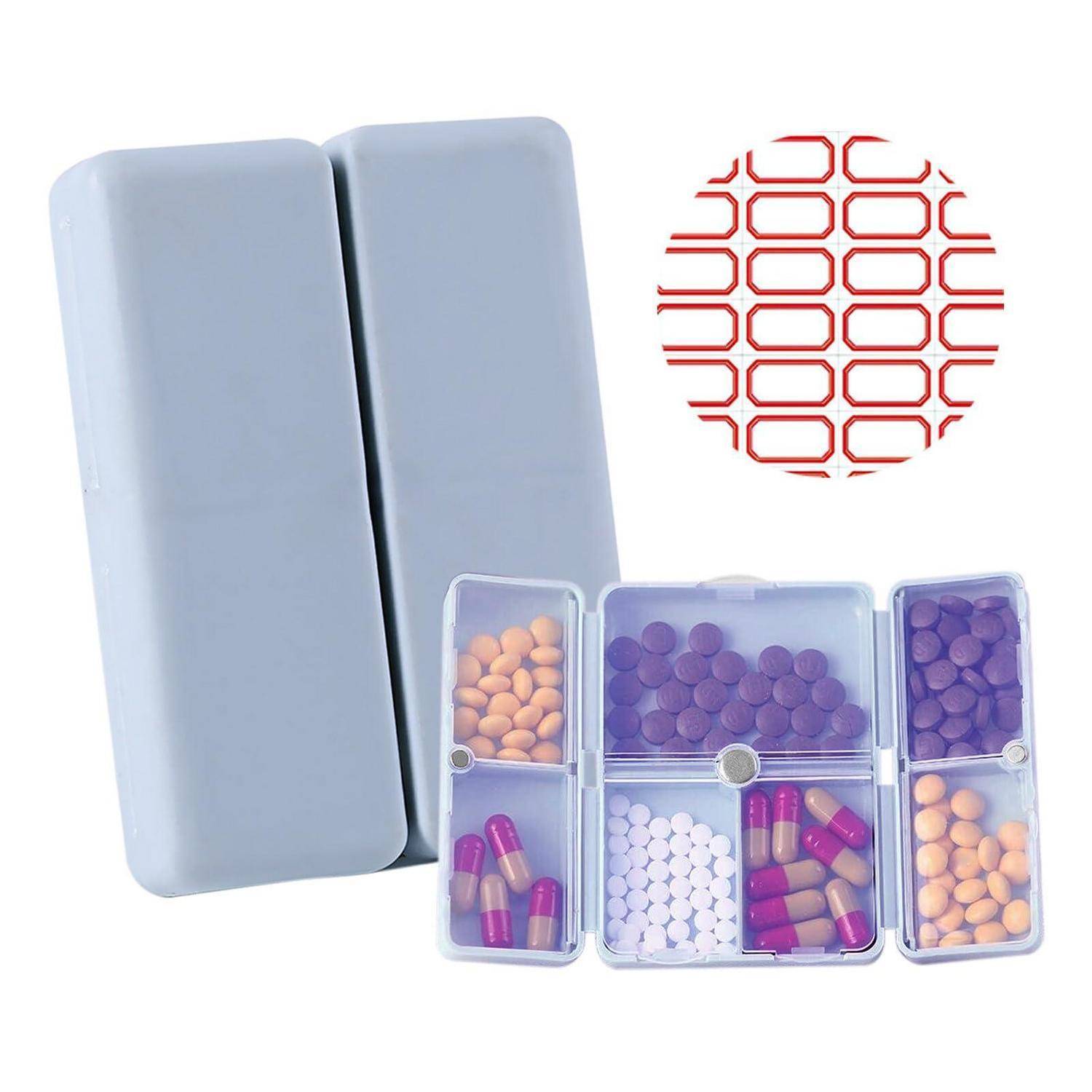 Blauer Pillendosierer mit mehreren kleinen Fächern, die verschiedene Tabletten und Kapseln enthalten, plus rotes gitterförmiges Logo in der oberen rechten Ecke.