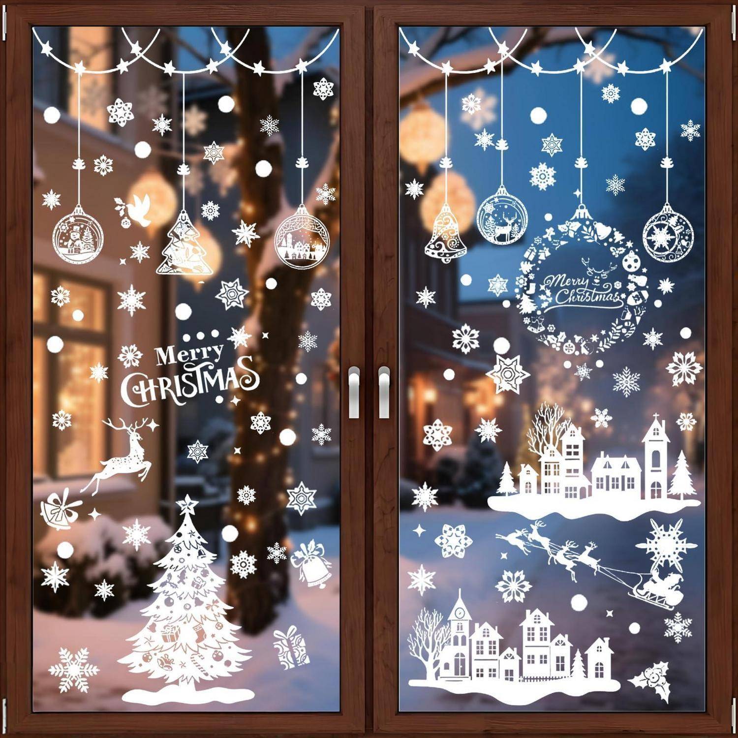 Zwei Glastüren mit weißen Weihnachtsdekorationen: Schneeflocken, hängende Ornamente, Weihnachtsmannschlitten, Rentiere, Bäume, Häuser und „Frohe Weihnachten
