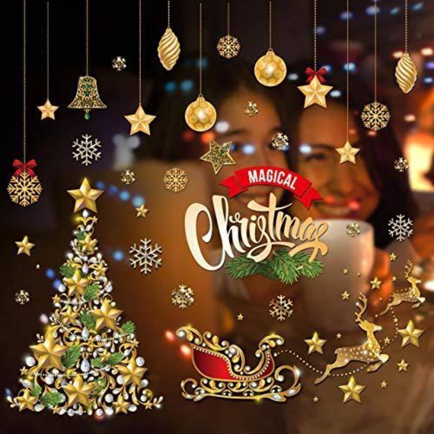 Festliches Weihnachtsgruß-Grafikdesign mit einem geschmückten Baum, Schlitten, Sternen, Schneeflocken und dem Text „Zauberhaftes Weihnachten" über einer Frau, die eine Tasse hält.