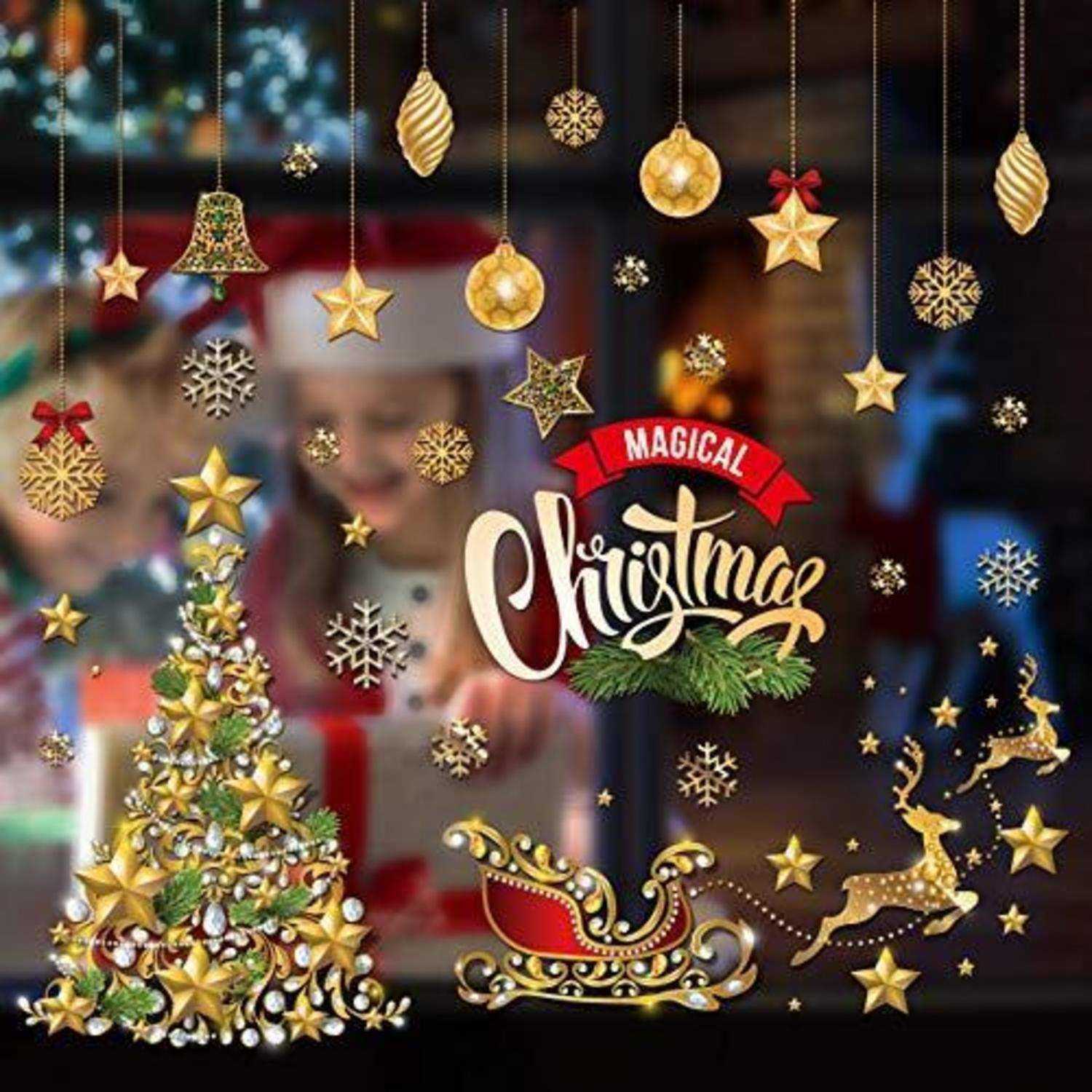 Festliche Weihnachtsgrußkarte mit dem Text „Magische Weihnacht", verziertem Weihnachtsbaum, hängenden Christbaumkugeln, Schlitten und Rentieren auf unscharfem Feiertagshintergrund.