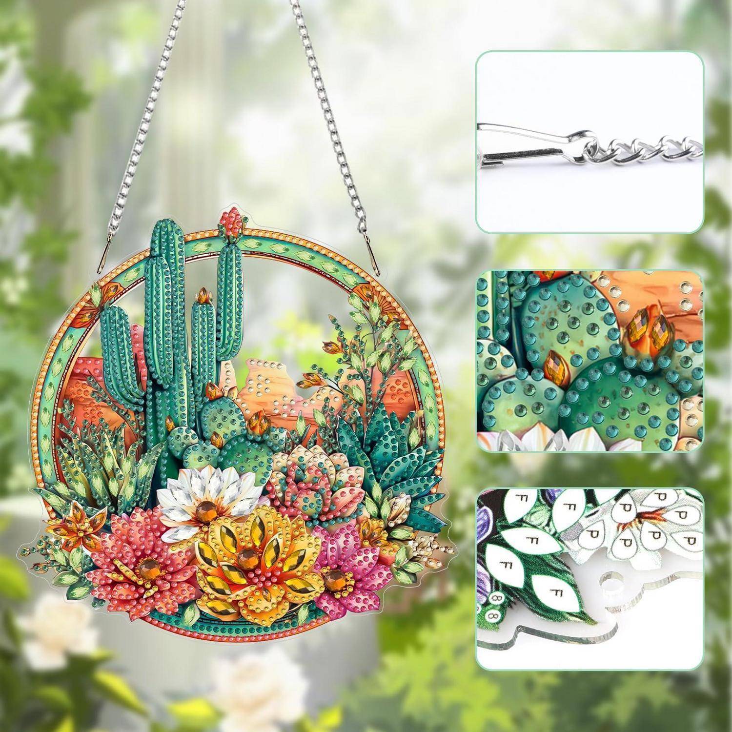 Eine runde Handtasche mit Perlenbesatz in Kaktus- und Blumenmotiv mit Kettenhenkel, gezeigt mit Nahaufnahmen der Verschlussvorrichtung, strukturierten Stickereien und dekorativen Details.