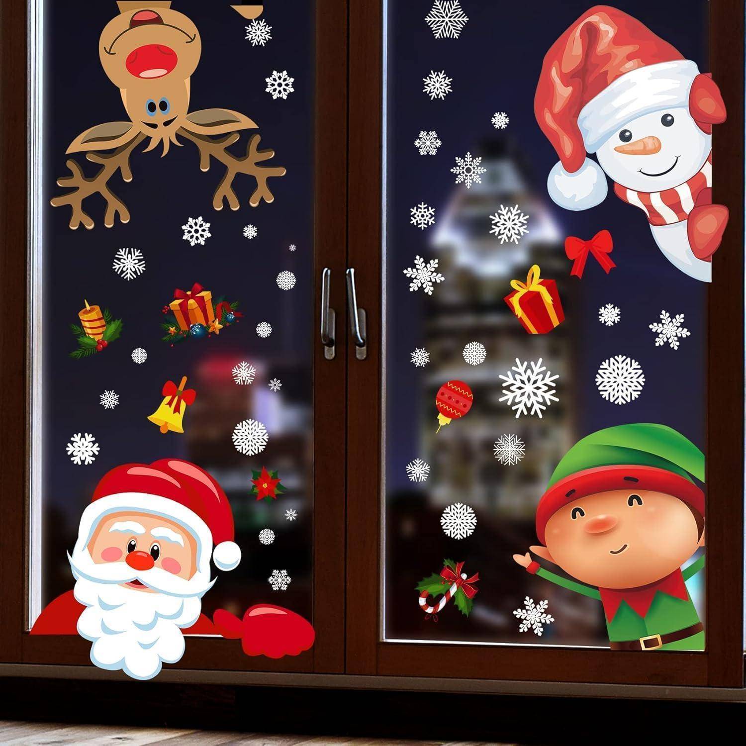 Ein festliches Fensteraufkleber mit dem Weihnachtsmann, einem Schneemann, einem Elfen, einem Rentier, Schneeflocken, Glocken und Geschenksymbolen zur Weihnachtsdekoration.