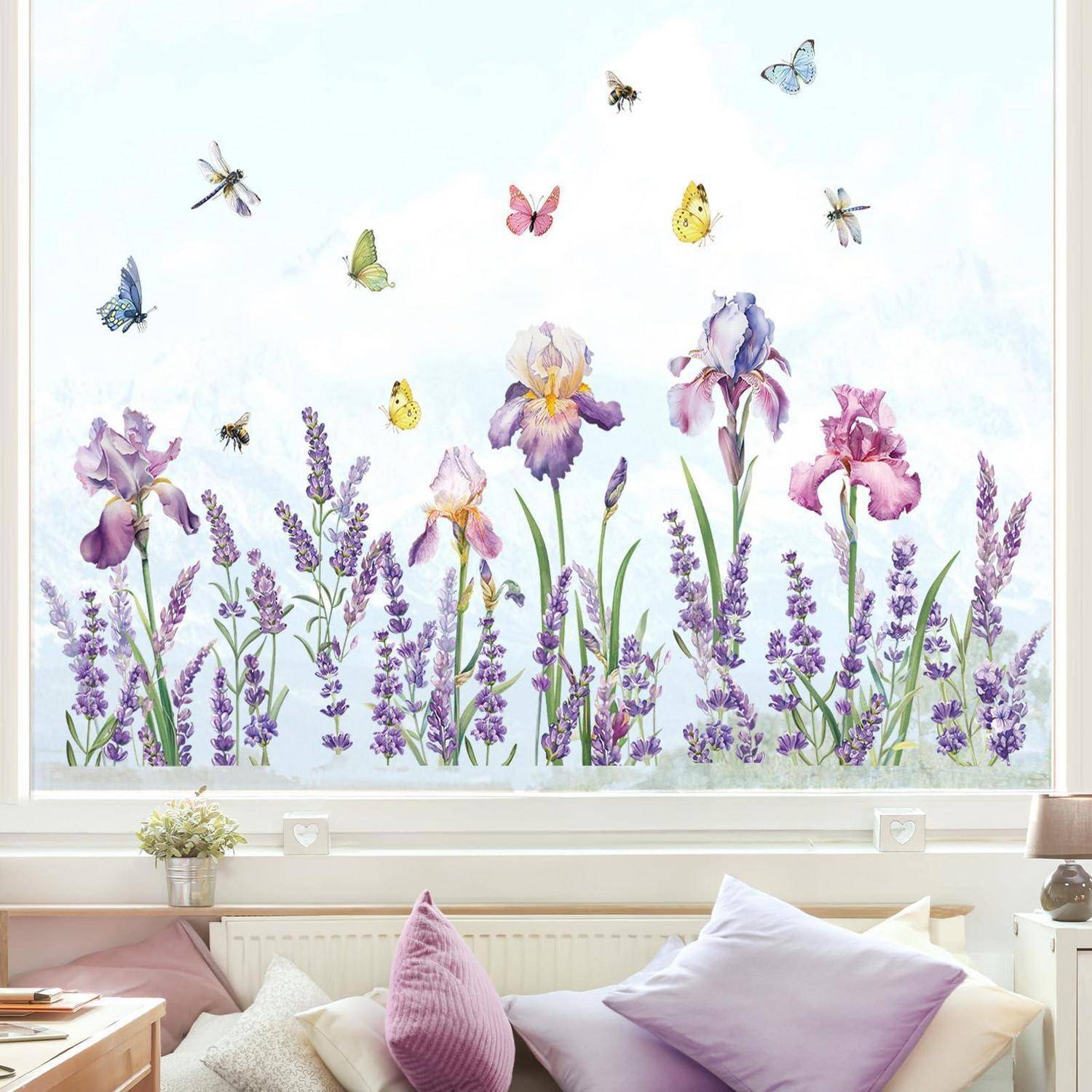 Wandtattoo mit Schmetterlingen über lila Iris und Lavendel in einem hellen Schlafzimmer mit einem Bett unter dem Fenster.
