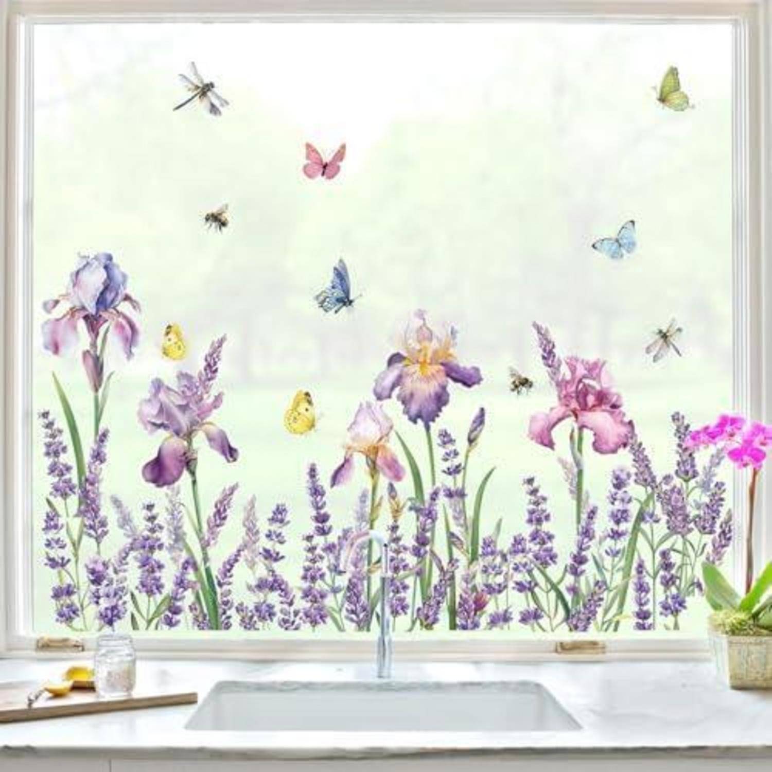 Spülbecken unter einem Fenster mit einer aquarellstil-Gartenszene mit violetten Blumen, Schmetterlingen und Kolibris.