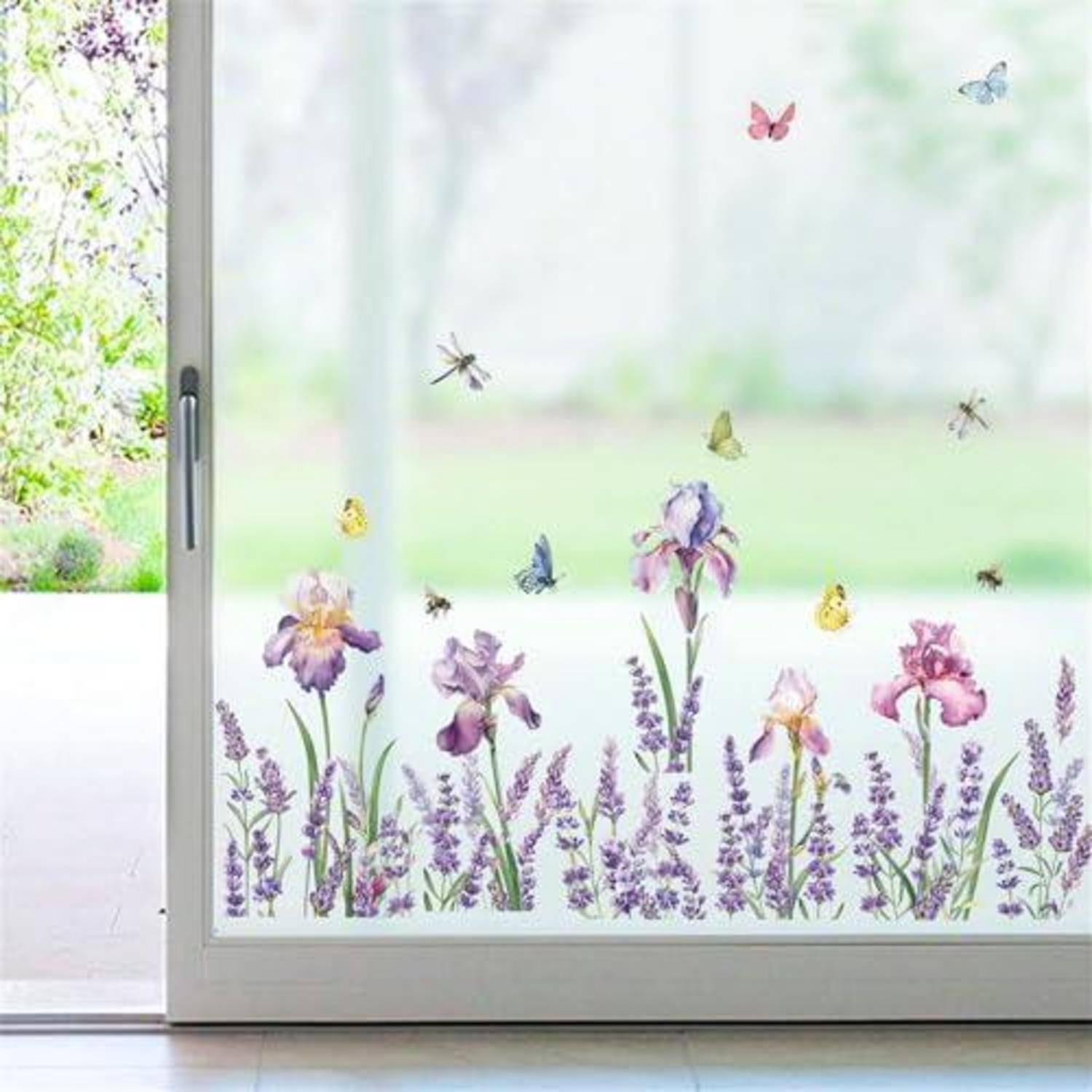 Glasschiebetür mit floralem Sichtschutzfilm, der lila Iris, Lavendel und Schmetterlinge zeigt, mit einem hellen Garten, der draußen sichtbar ist.