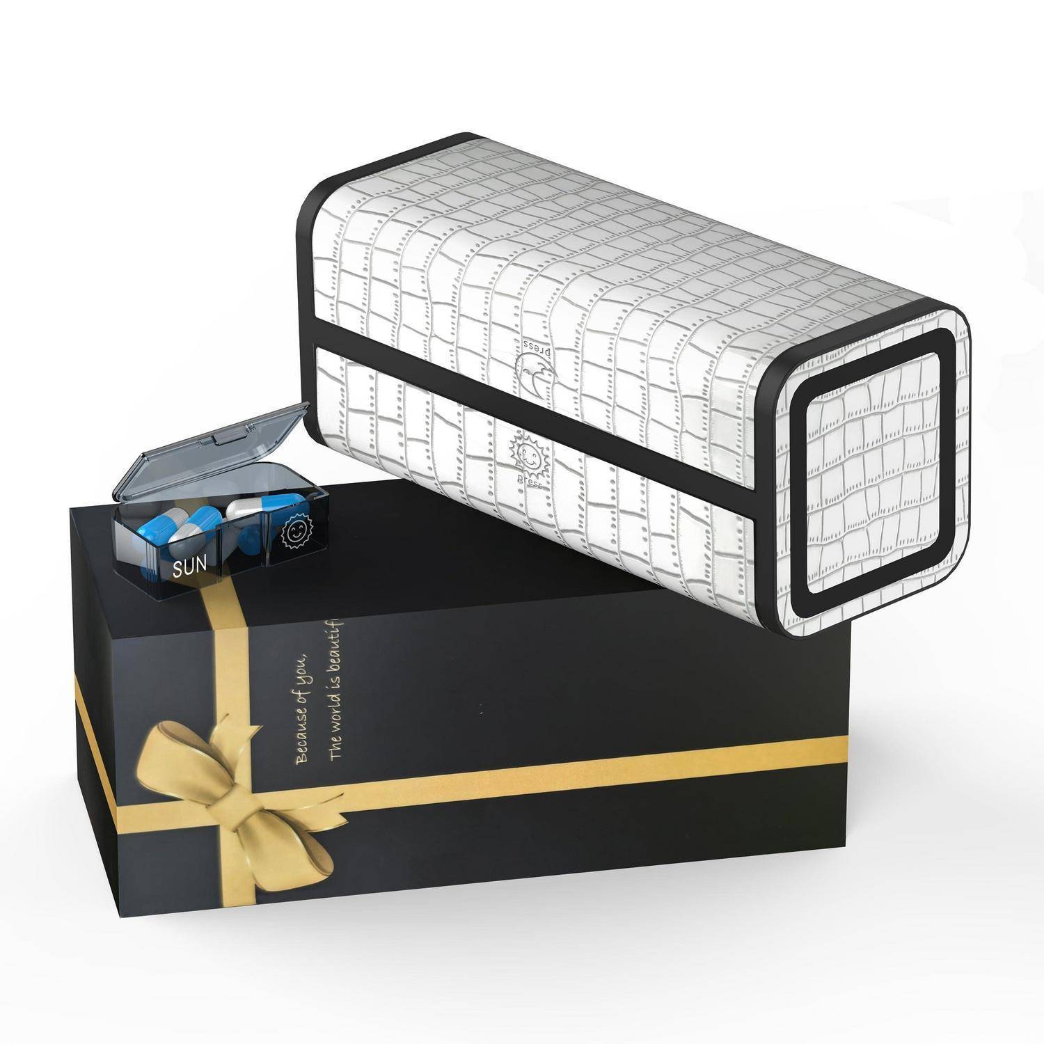 Eine weiße gemusterte zylindrische Tasche ruht auf einer schwarzen Geschenkbox mit goldenem Band und Schleife, neben einer kleinen offenen Box mit der Aufschrift „SUN