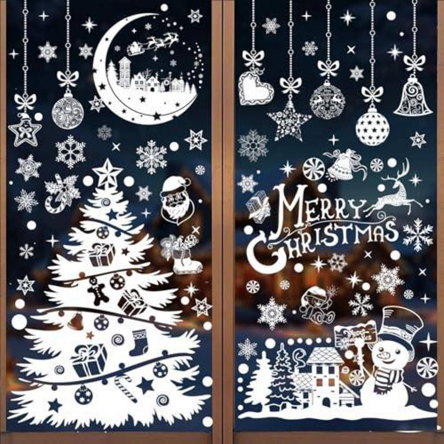 Zwei Weihnachtsfensteraufkleber auf dunklem Hintergrund: Links zeigt sich eine Szene mit geschmücktem Baum, dem Weihnachtsmann und einer Mondsichel; rechts wird „Frohe Weihnachten" mit hängenden Kugeln, Schneeflocken und einem Schneemann angezeigt.